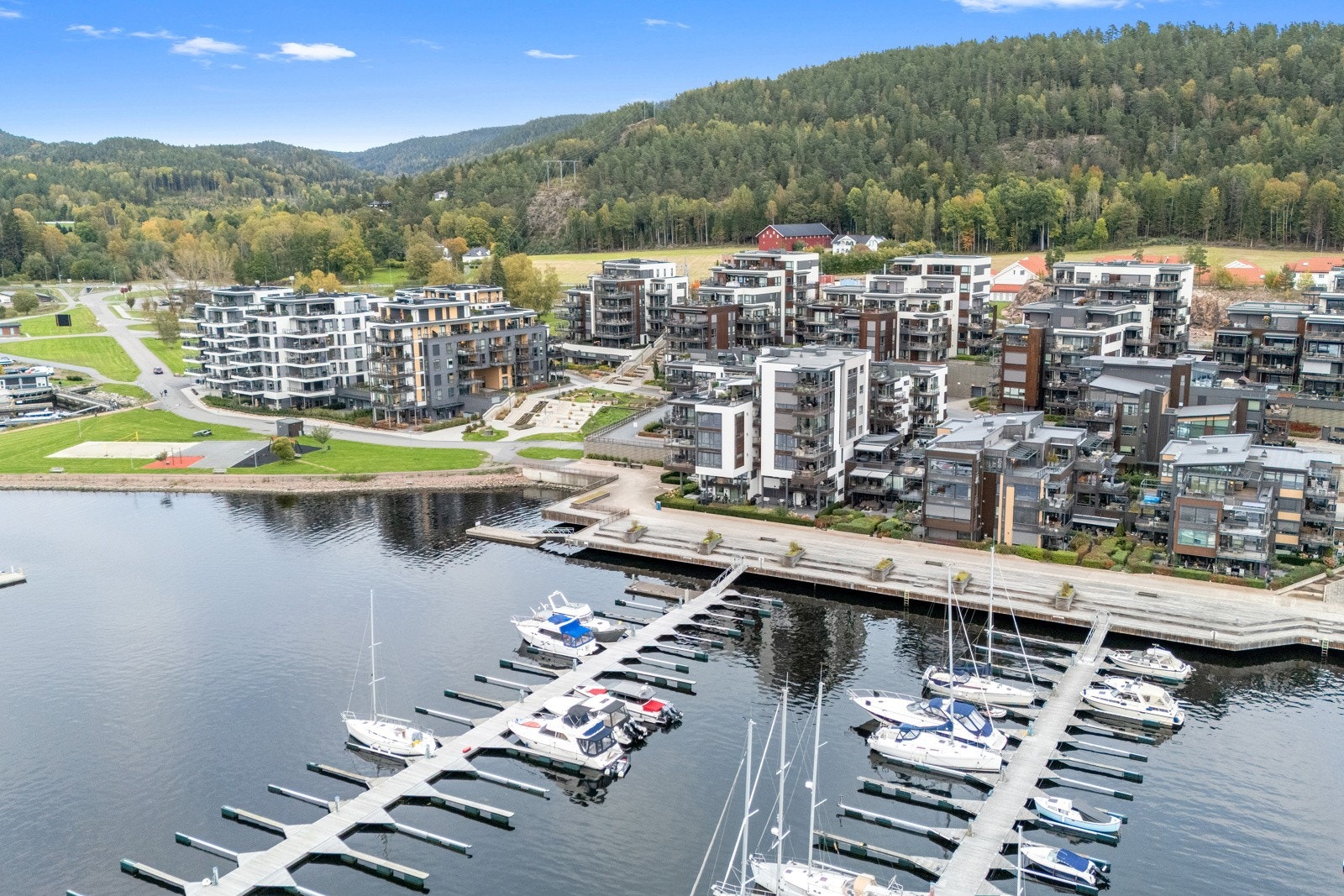 Området er tilbaketrukket fra byliv og støy med kort gangavstand til strand og fine turområder. Galleribilde