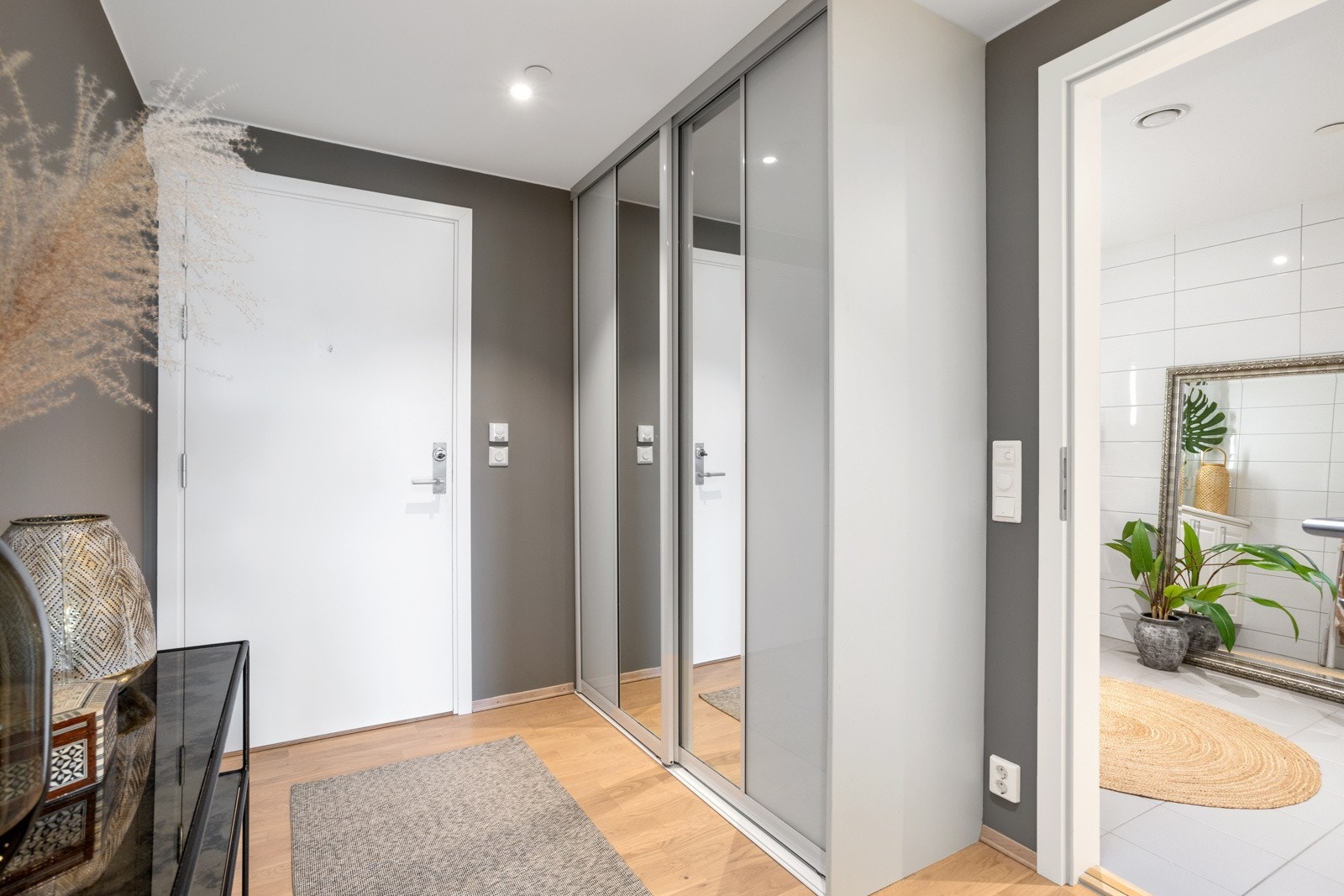 Entré med skyvedørsgarderobe. Galleribilde