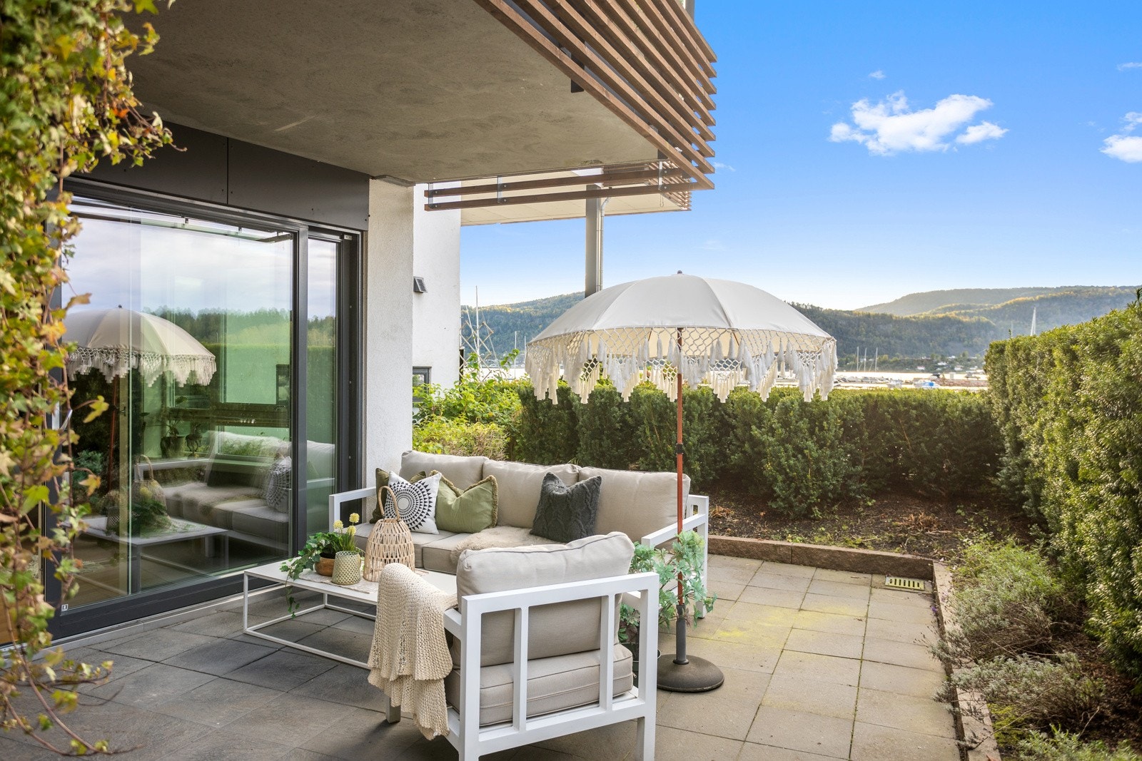 Stor uteplass på hele 32 kvm med skjermende tett hekk rundt. Galleribilde