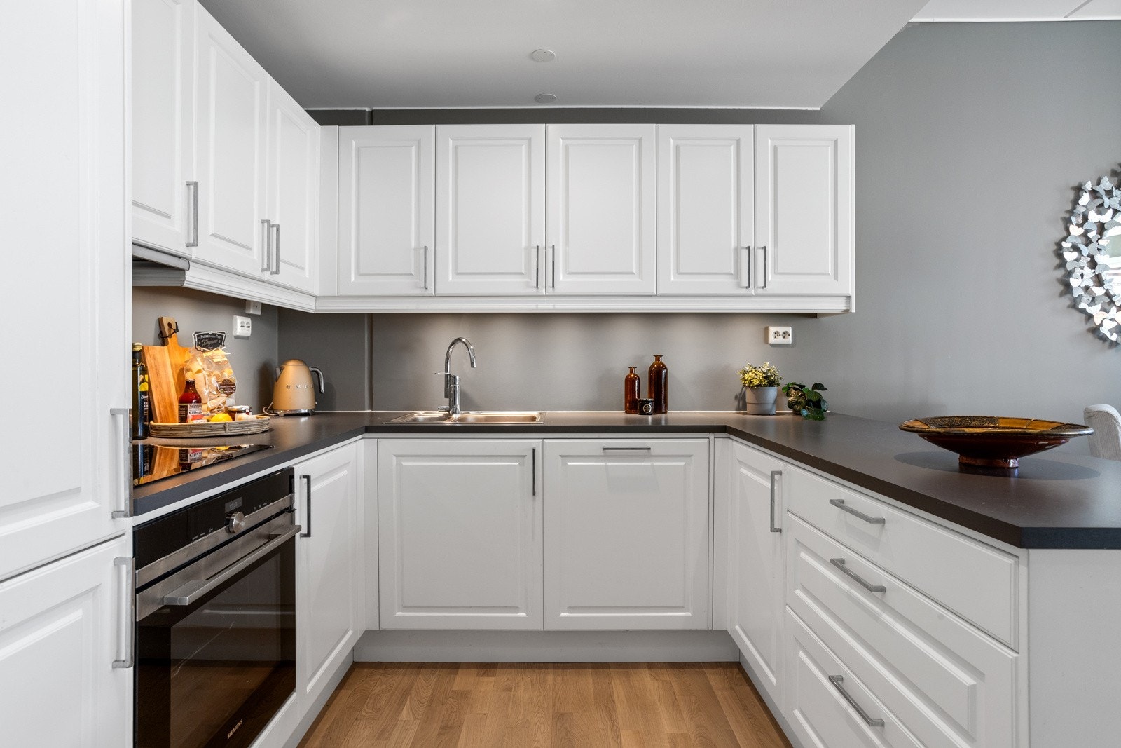 Komplett utstyrt med integrerte hvitevarer. Galleribilde