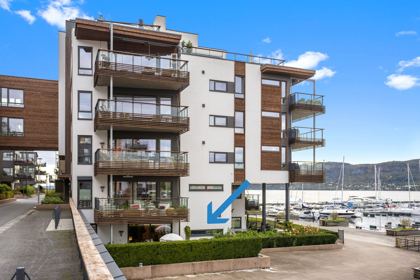 Trappefri adkomst, fast garasjeplass og stor, usjenert uteplass. Her vil man bo! Galleribilde