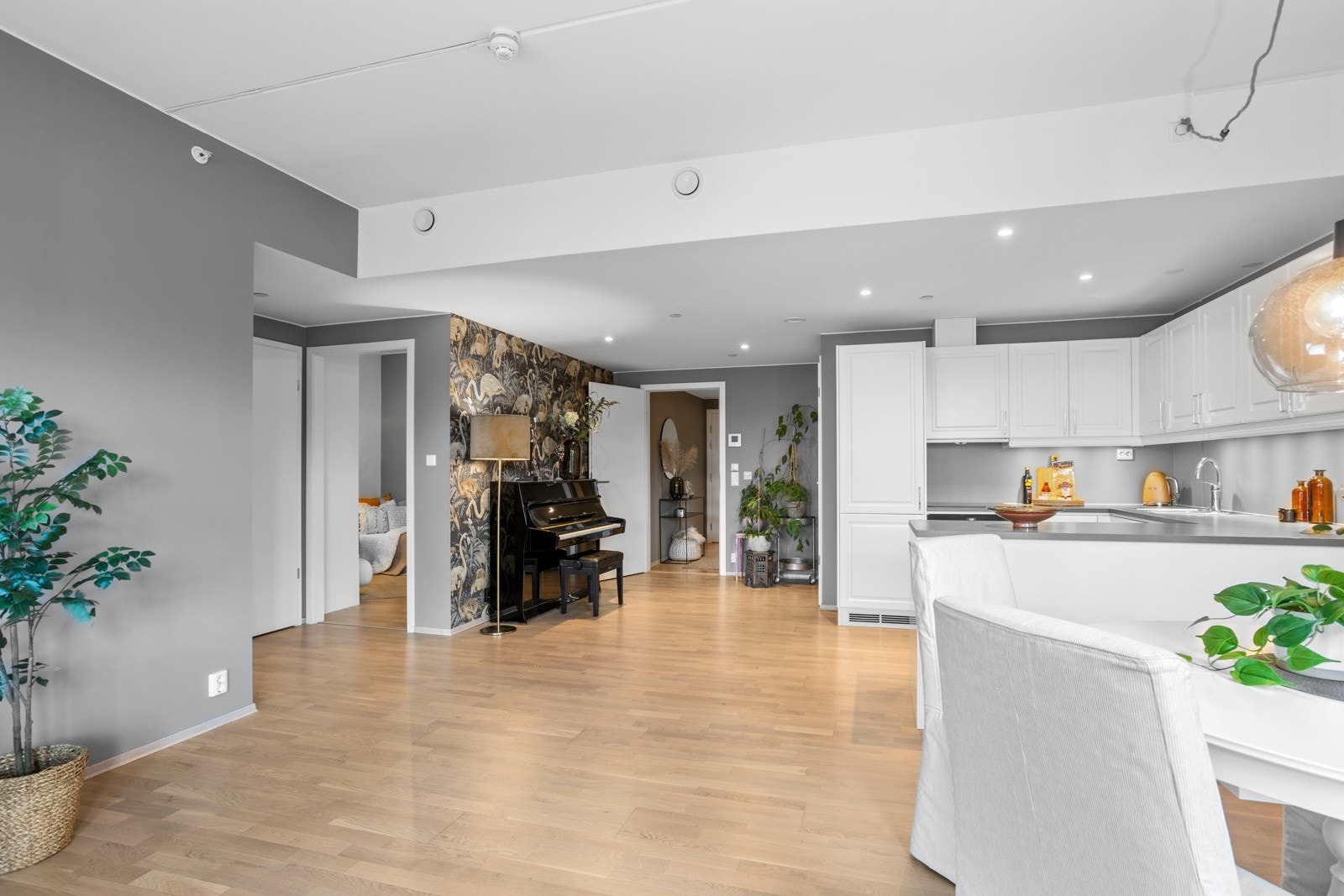 Utstrakt bruk av downlightsbelysning. Galleribilde