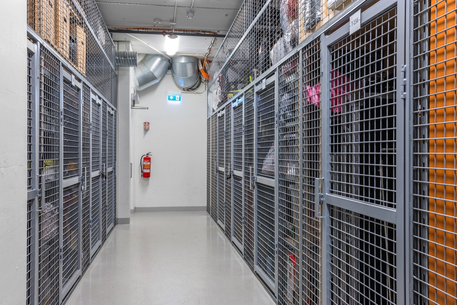 Romslig nettingbod på ca. 5 kvm. Galleribilde