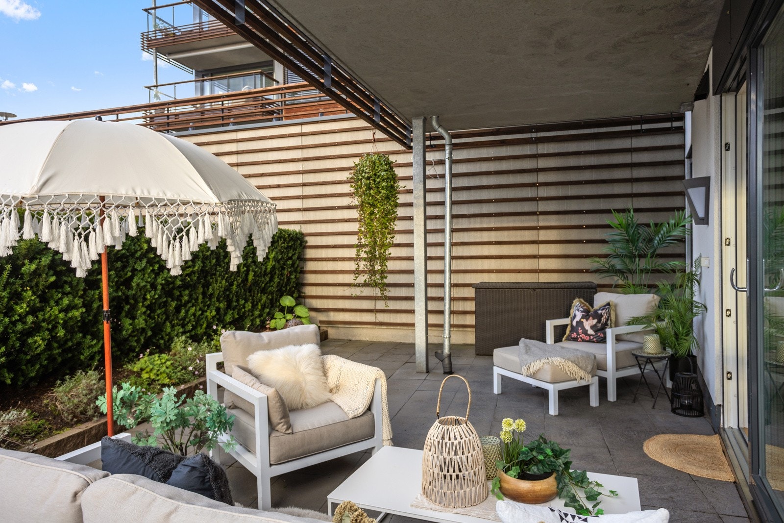 En lun og koselig uteplass i maritime omgivelser. Galleribilde