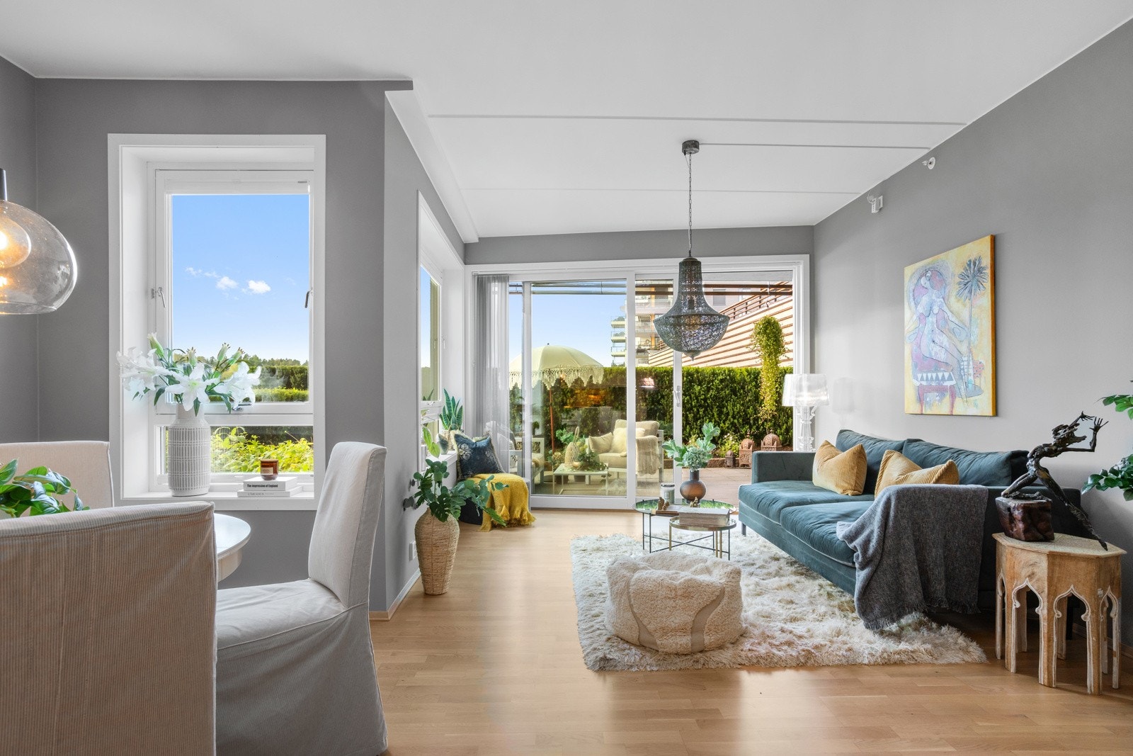 Skyvedør i glass ut til terrassen - en fin forlengelse av innearealet i sommerhalvåret. Galleribilde