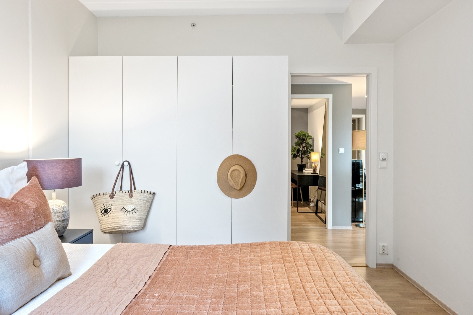 Garderobeskap på soverommet. Galleribilde