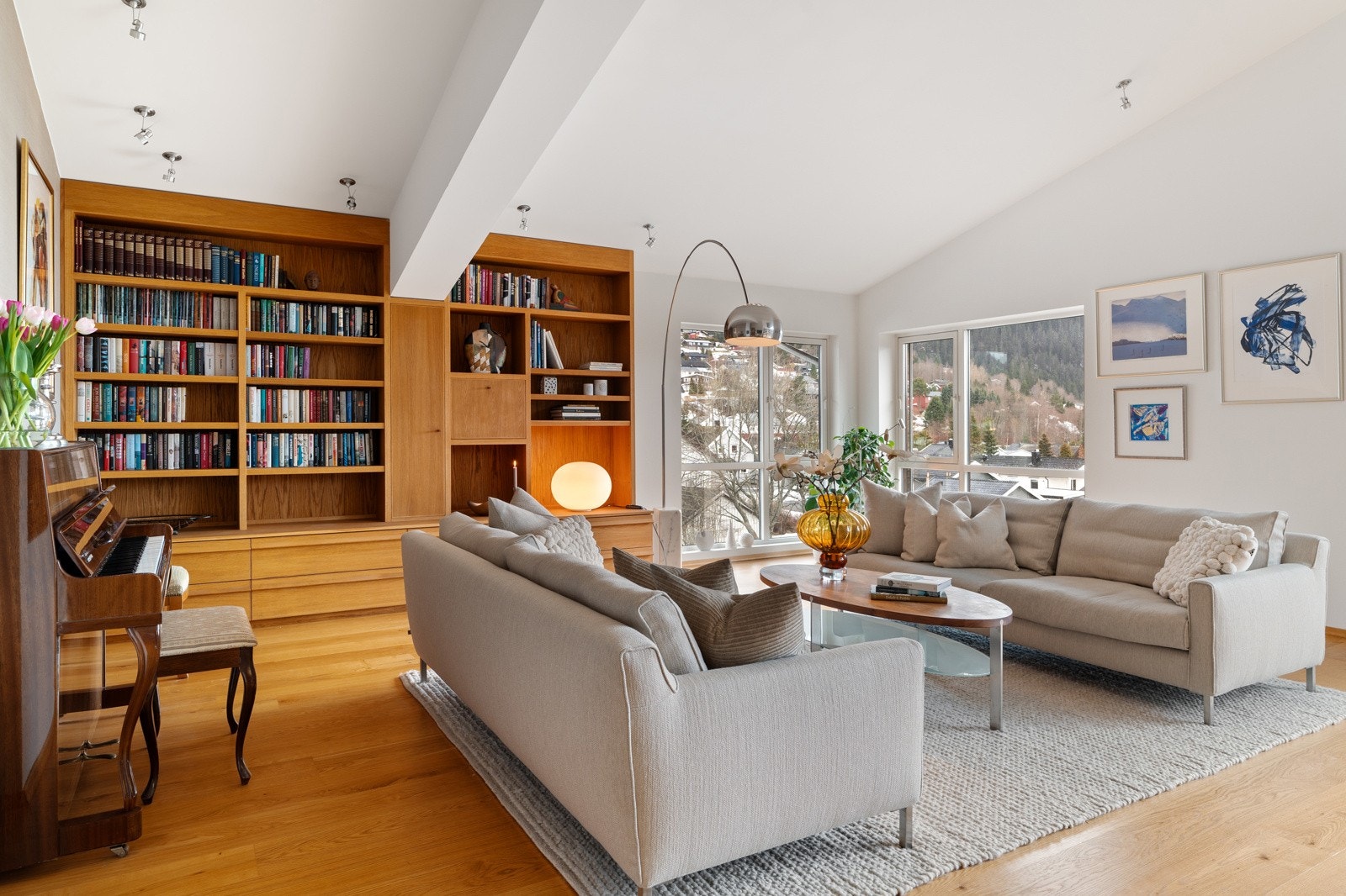 Stue og kjøkken måler til sammen 75,5 kvm. Galleribilde