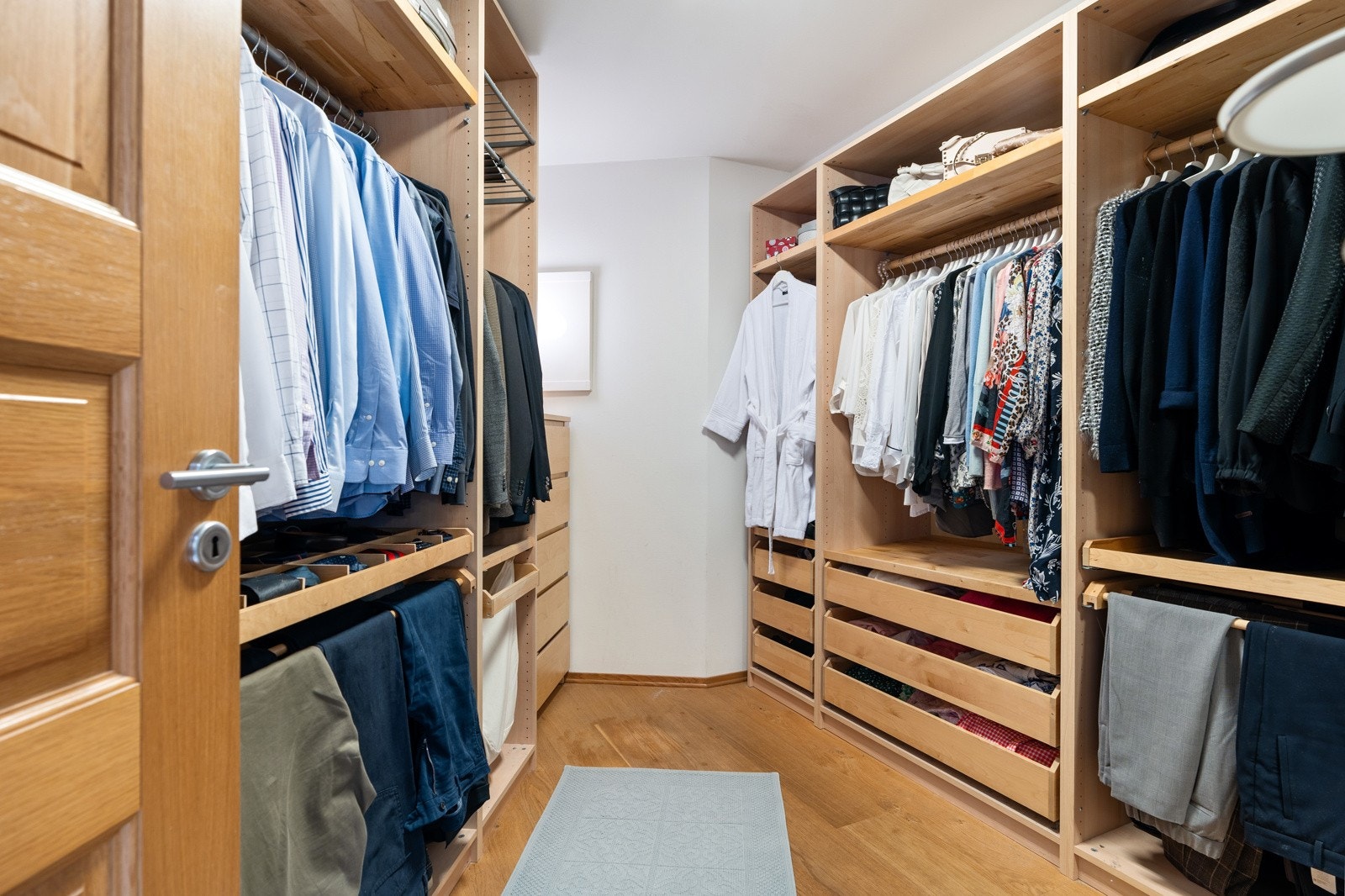 Omkledningsrom med god plass til oppbevaring for en enkel og effektiv hverdag. Galleribilde