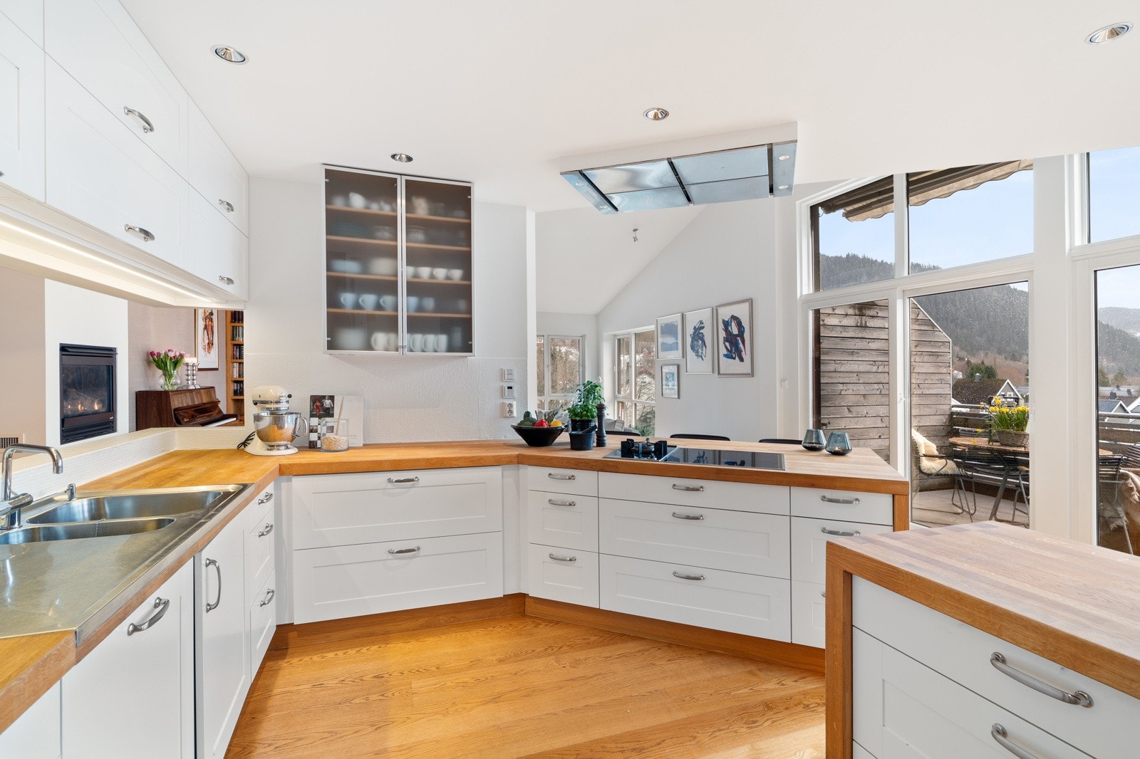 Kjøkkenet har integrerte hvitevarer som medfølger i handelen. Galleribilde