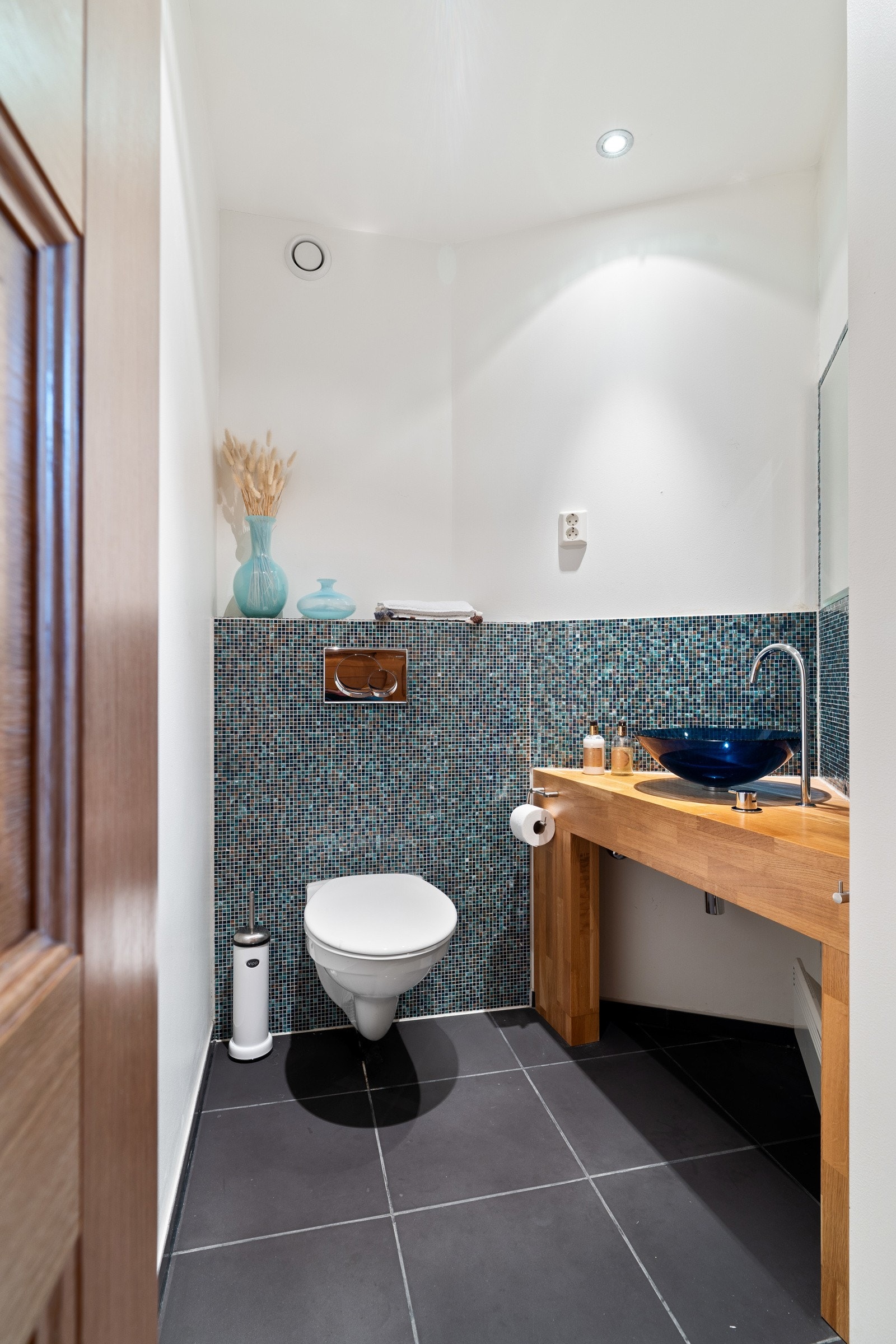 Gjestetoalett ved entré. Galleribilde