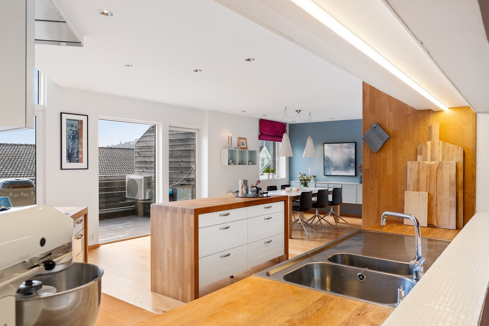 Fra kjøkkenet er det direkte utgang til den solrike balkongen. Galleribilde