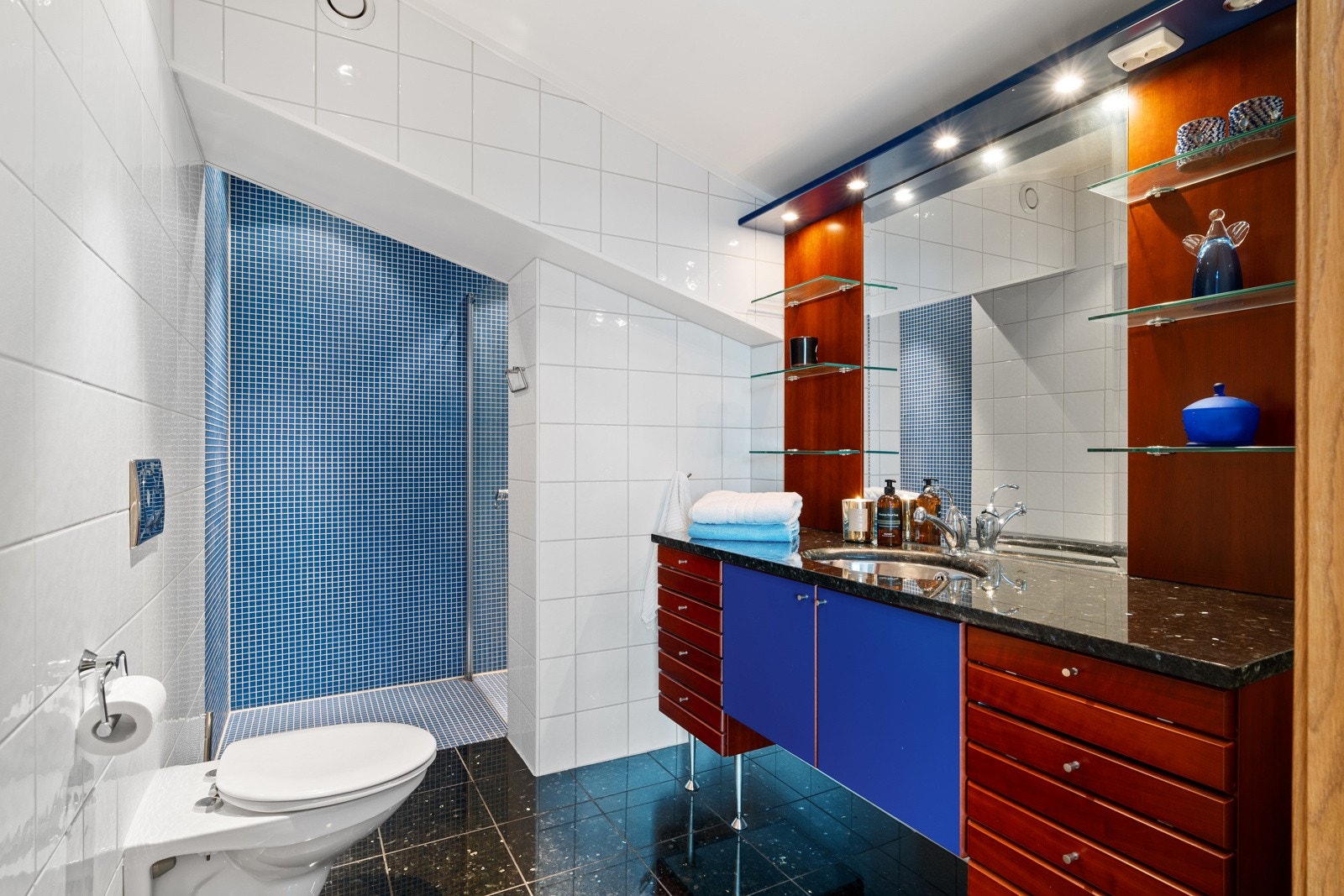 Praktisk flislagt bad med varmekabler i gulvet. Galleribilde