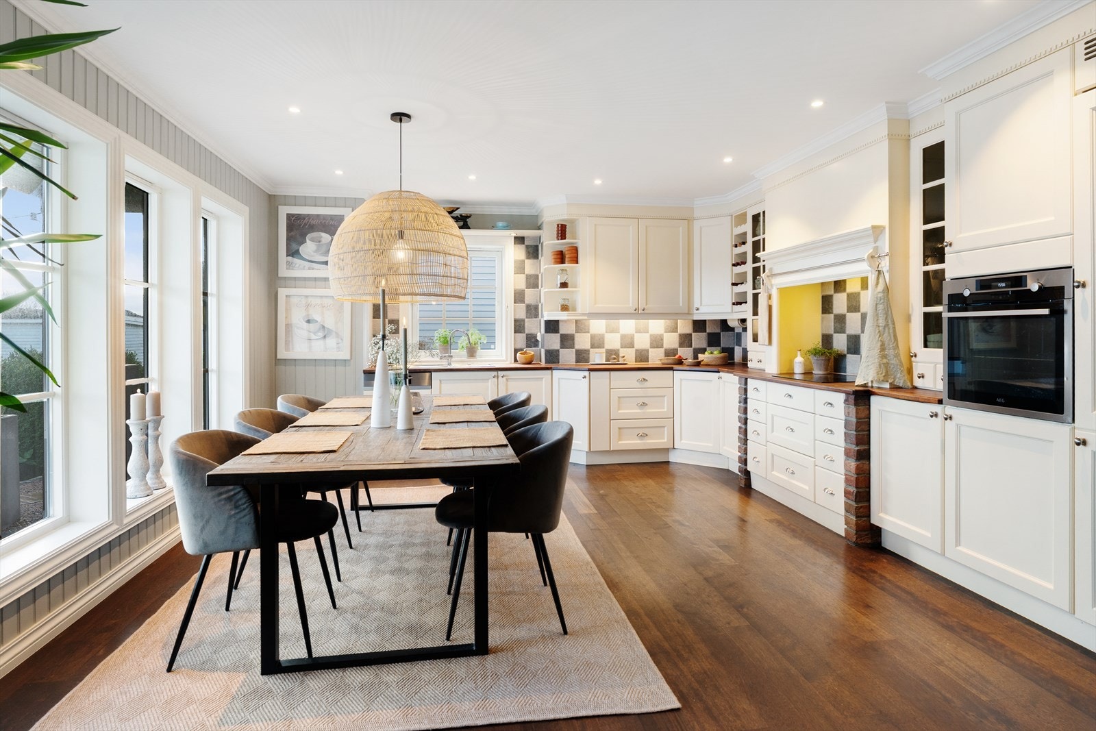 Innholdsrikt og pent kjøkken med integrete hvitevarer og svært god skap- og benkeplass Galleribilde