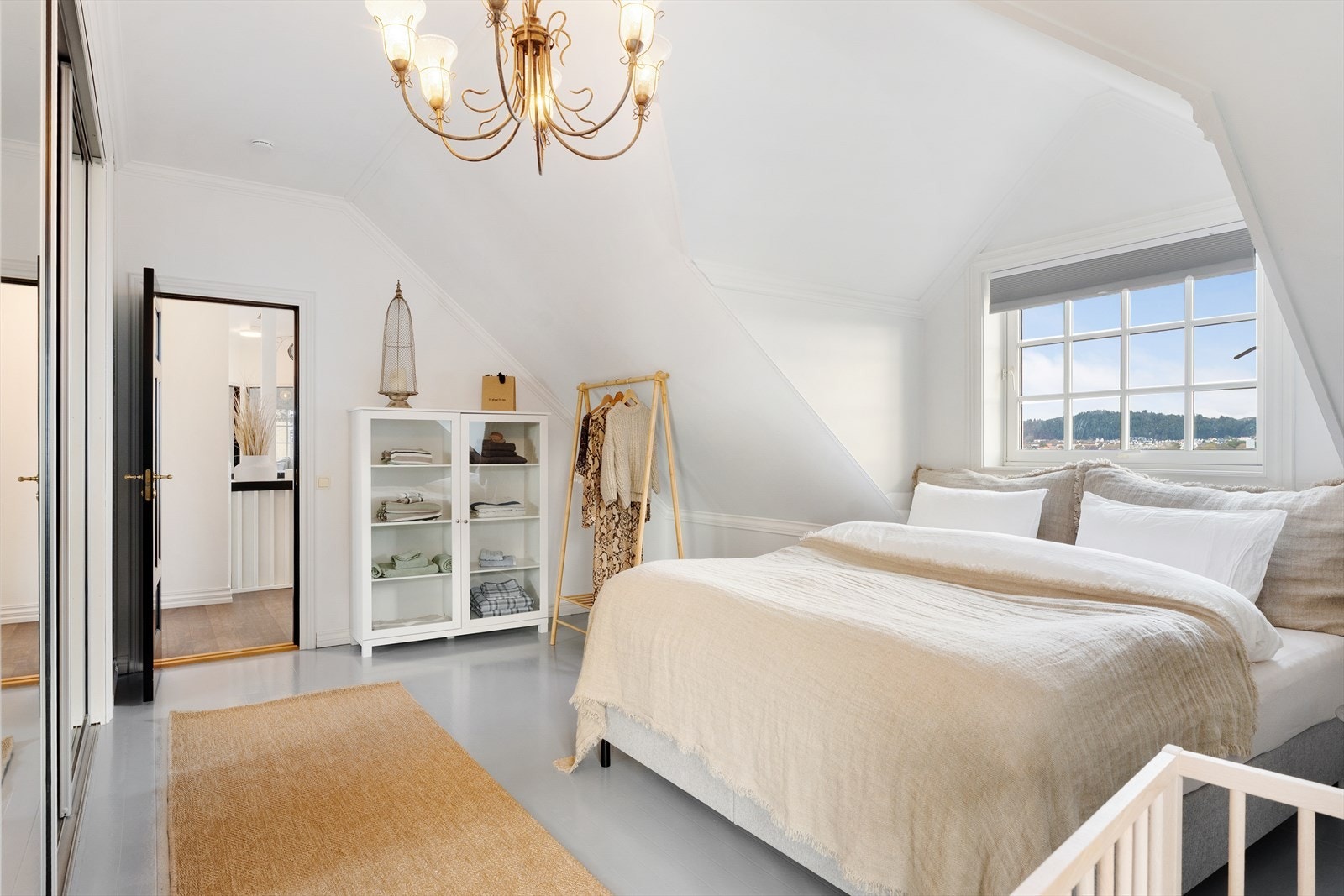 Lyst og trivelig soverom med gode møbleringsmuligheter Galleribilde