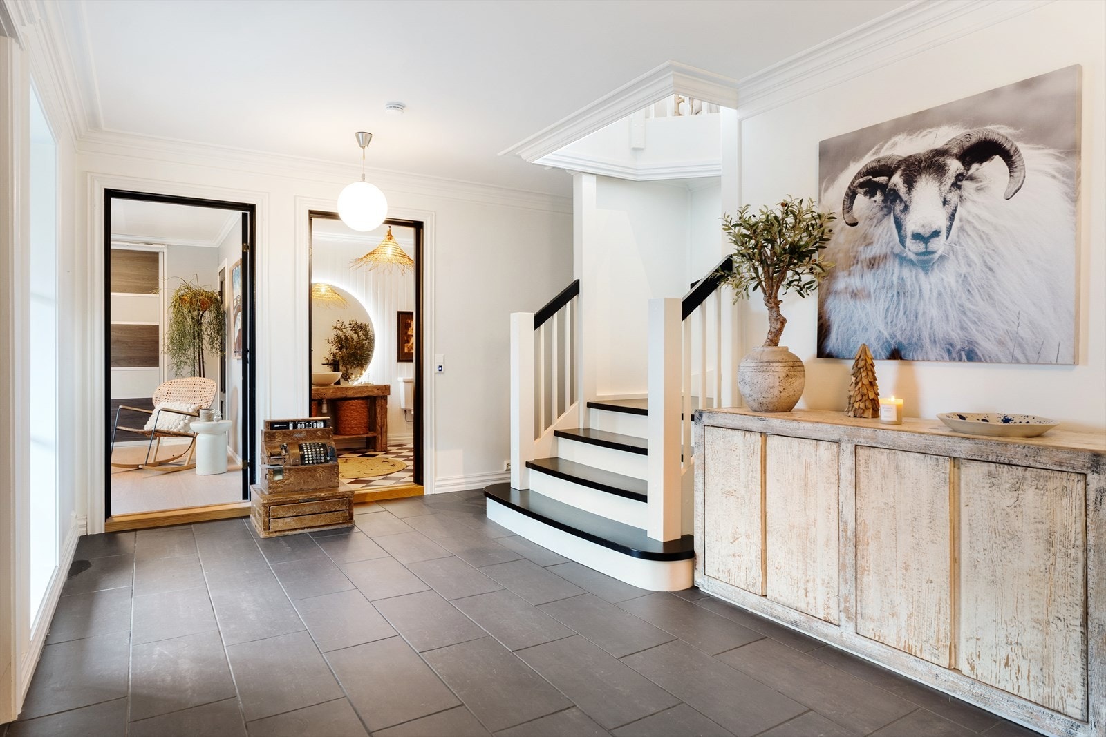 Eneboligen har også egen biinngang med god plass til oppbevaring av yttertøy, barnevogn osv. Galleribilde