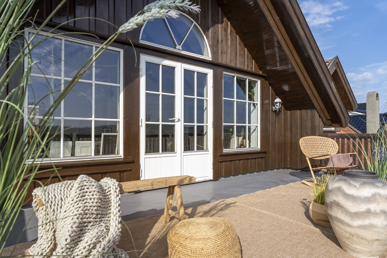 Stor balkong med god plass til stor sittegruppe Galleribilde