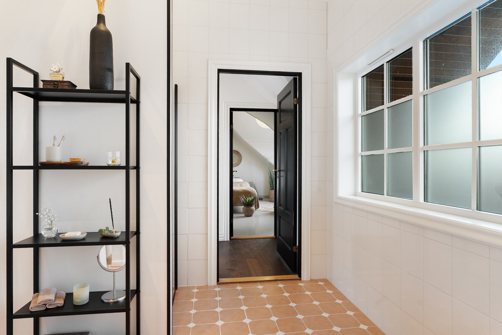 Badet er innredet med smakfulle flisevalg Galleribilde