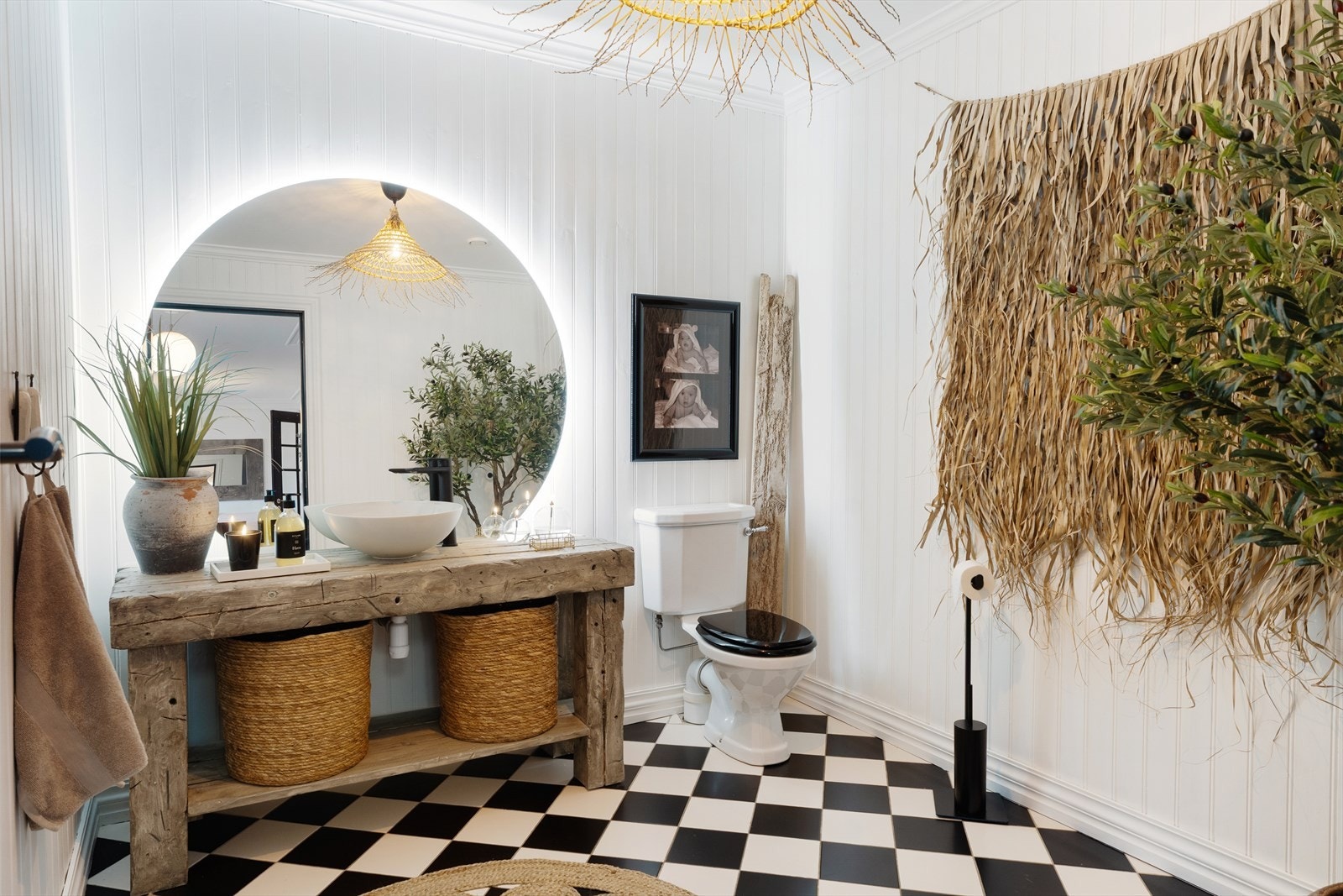 Delikat bad med flislagt gulv med varmekabler Galleribilde