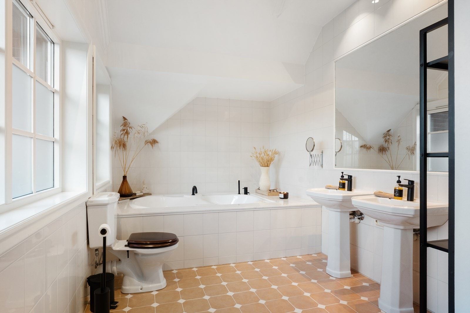 Flott, helfliset bad med varmekabler i guvlet Galleribilde