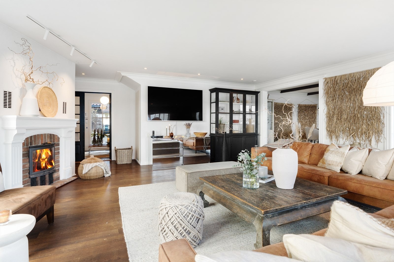 Lys og innbydende stue med gode møbleringsmuligheter Galleribilde