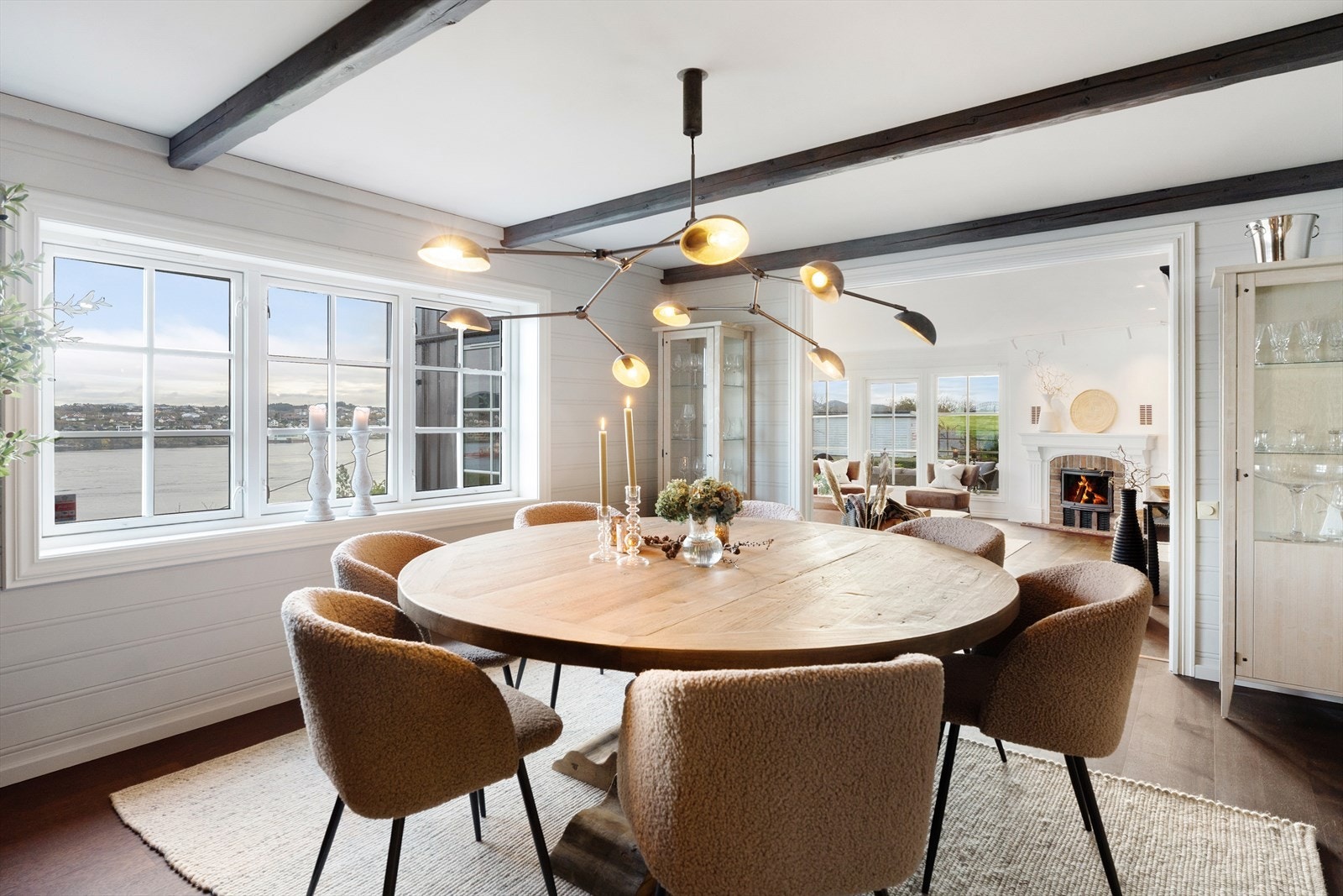 God plass til stort spisebord Galleribilde