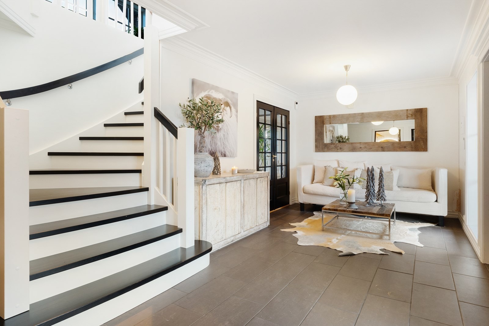 God plass til sittegruppe i hallen Galleribilde