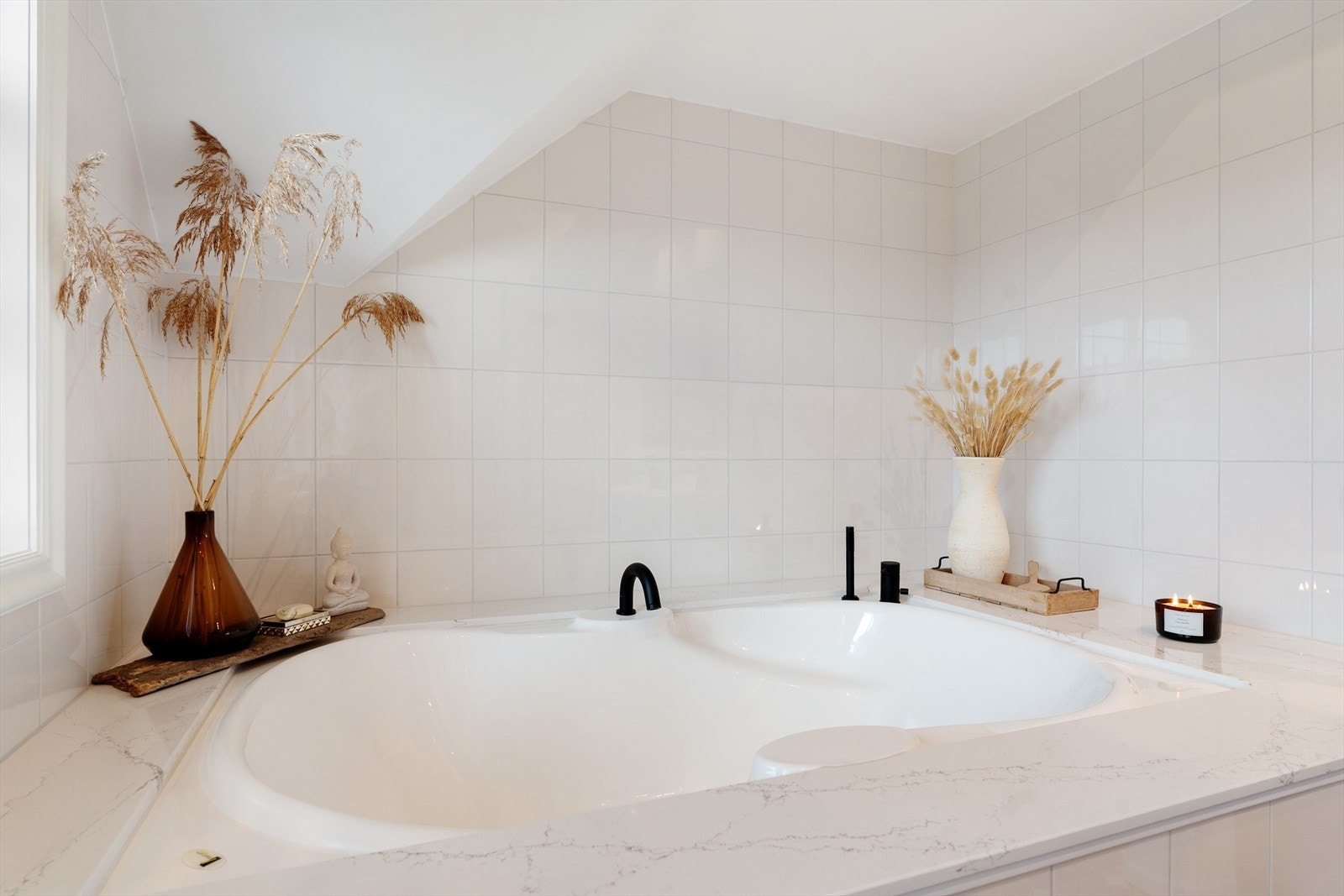 Stort, innfliset badekar Galleribilde