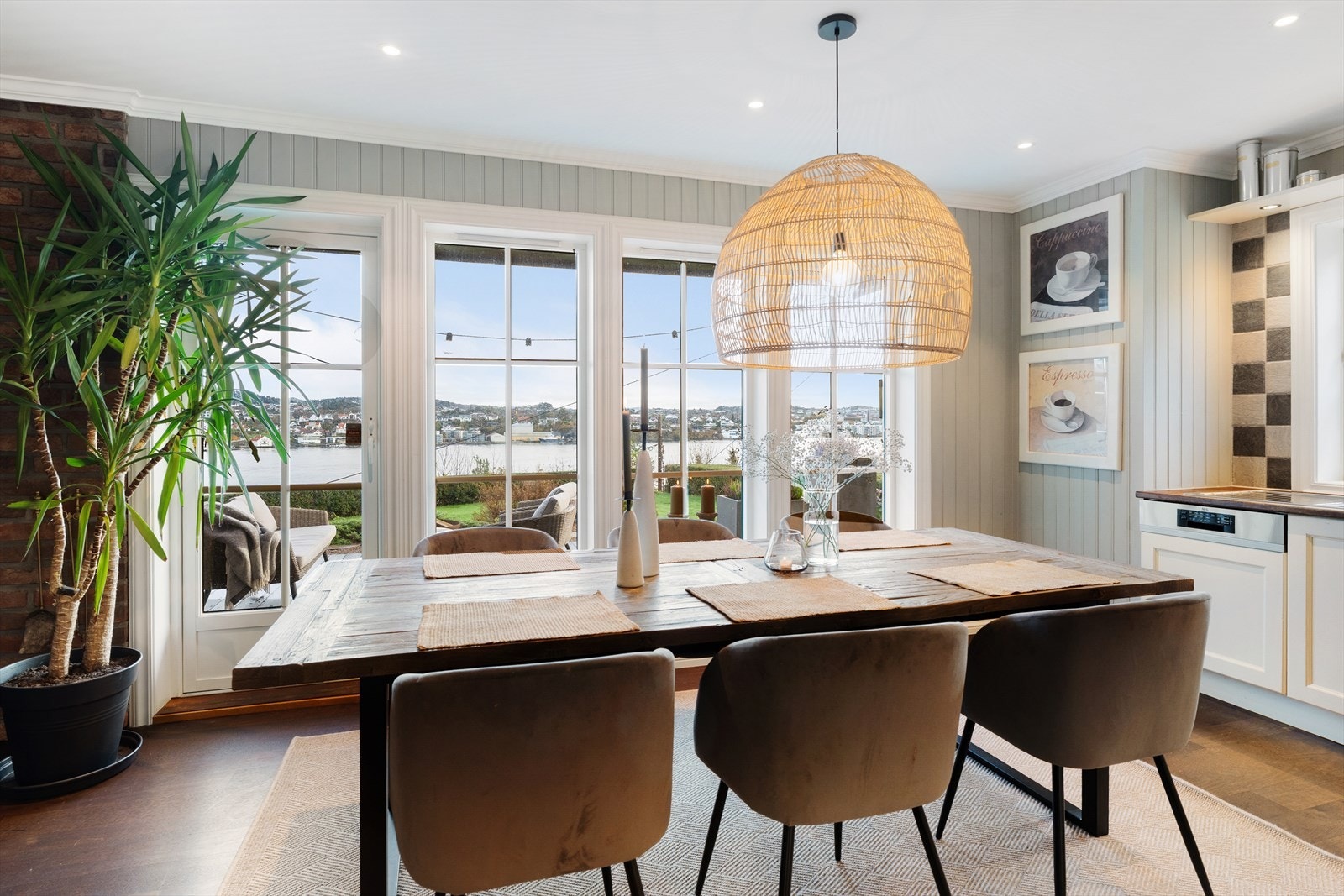 Utgang til stor terrasse med fantastisk utsikt mot sjøen Galleribilde