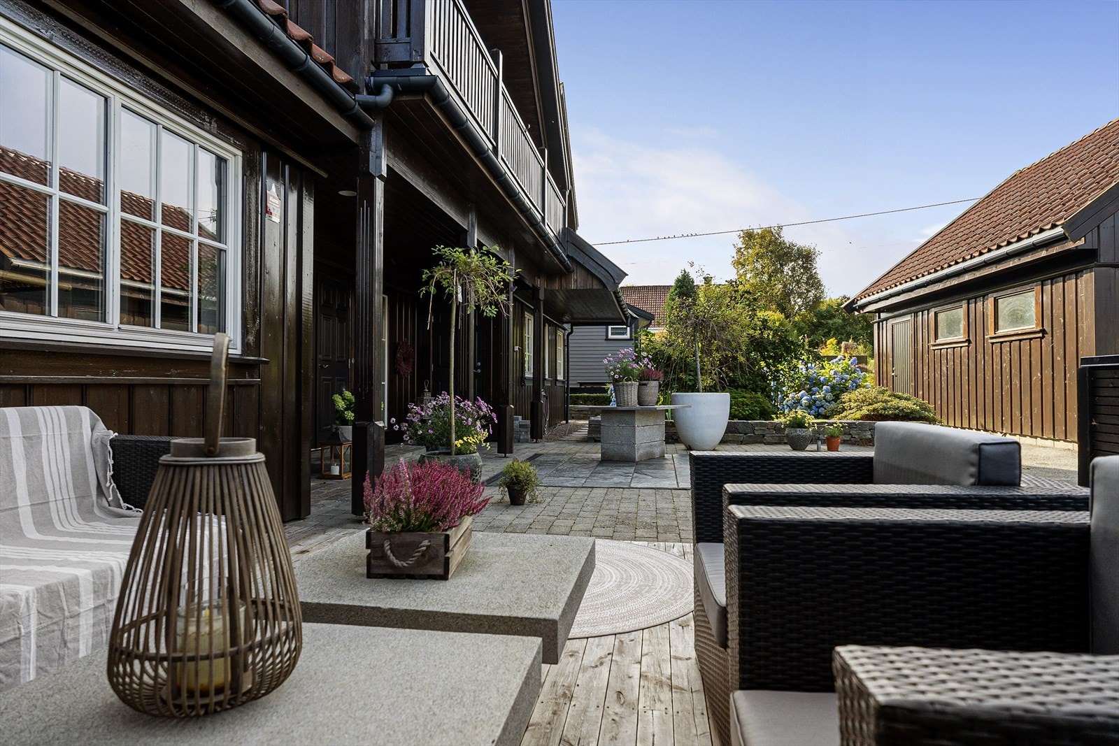 Gårdsrommet er flott opparbeidet med en kombinasjon av belegningsstein, heller og asfalt. Galleribilde