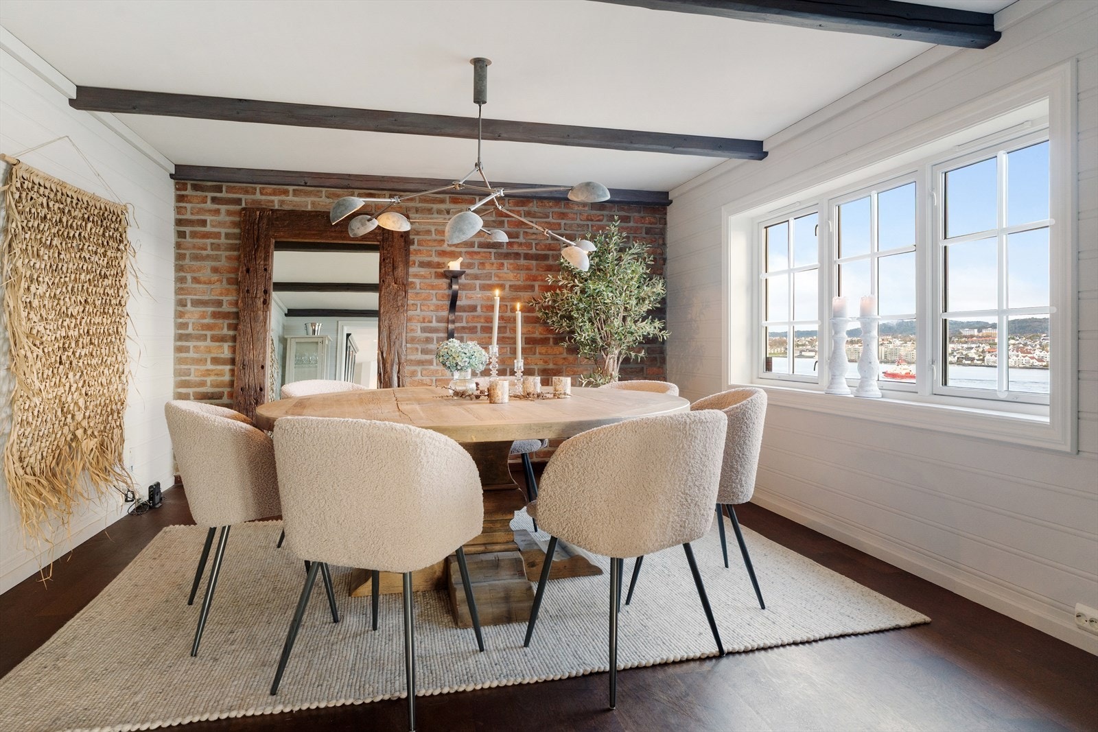 Spisestue med flotte detaljer som synlige bjelker og teglesteinsvegg Galleribilde