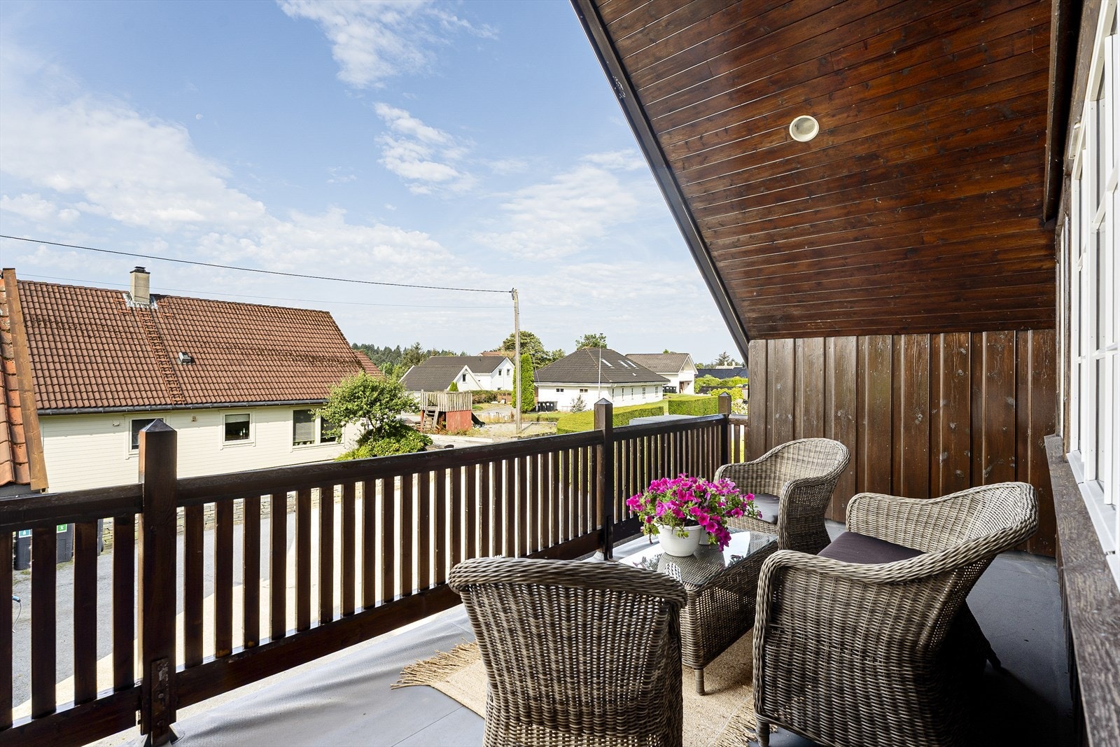 Vestvendt og overbygget balkong i 2. etasje med gode solforhold Galleribilde