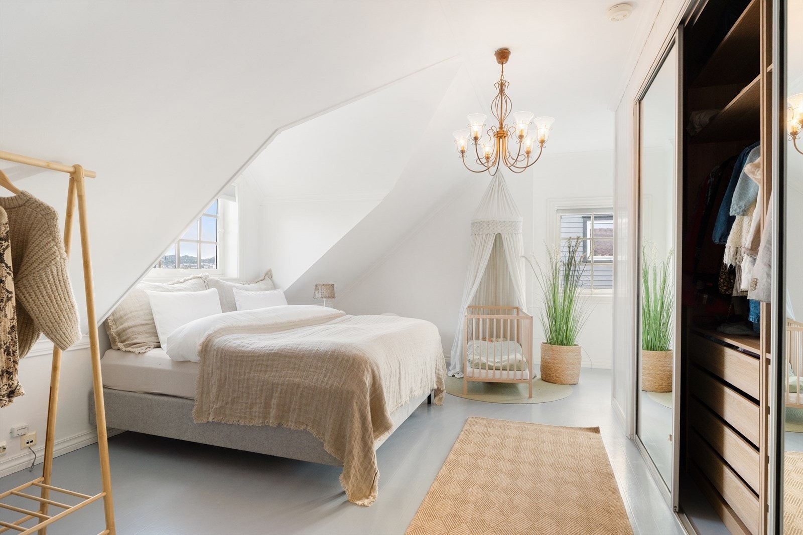 Hovedsoverom med god plass til dobbelseng og tilhørende nattbord Galleribilde