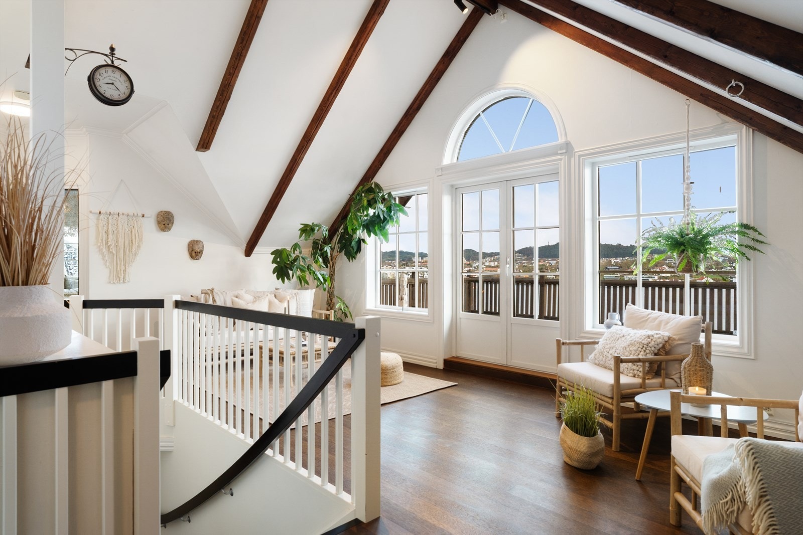 Loftstue med herlig takhøyde og flott, synelige bjelker Galleribilde