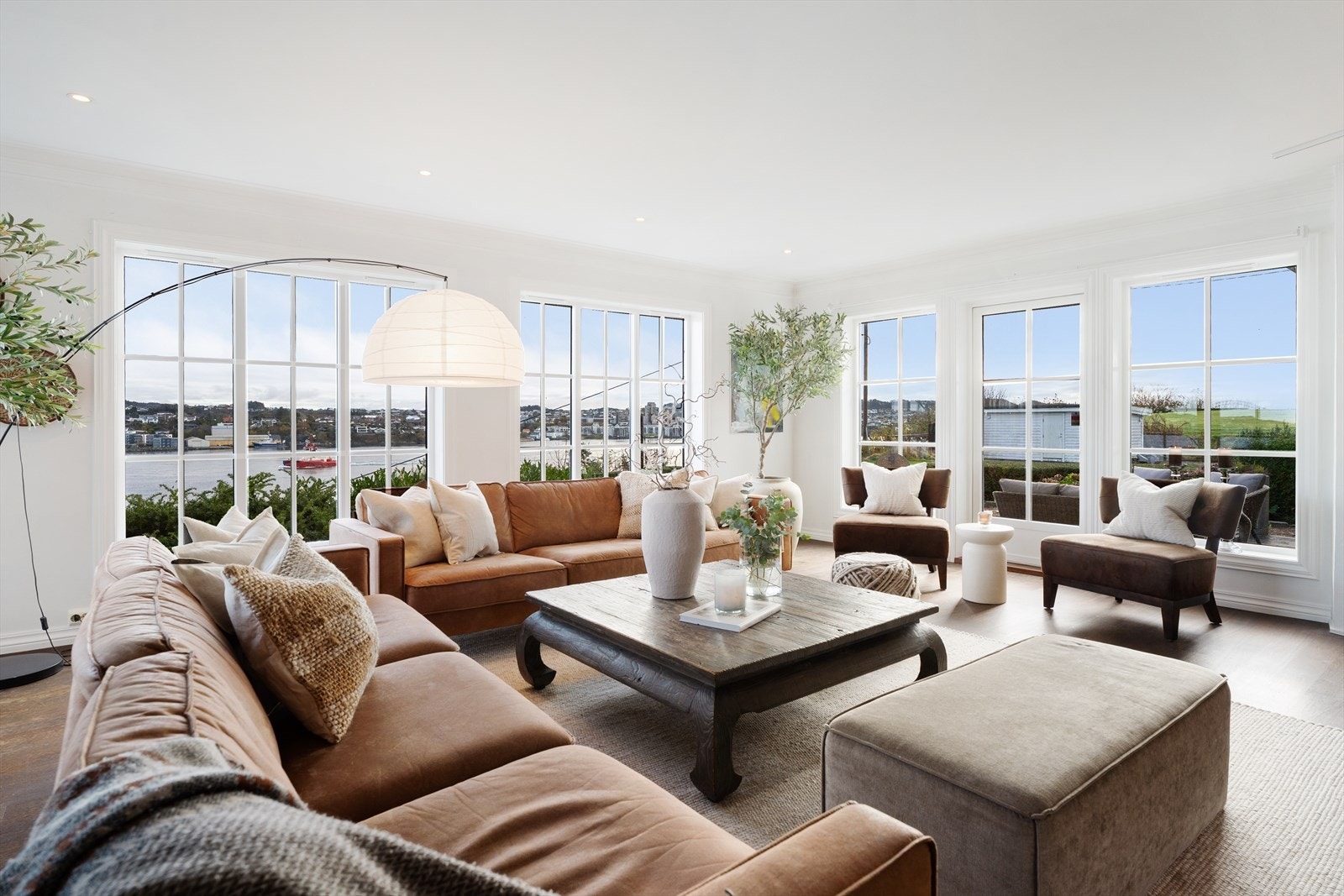 God planløsning og inneholder bla: Fire soverom, to stuer, spisestue, to bad, rom innredet som kontor, bod, vaskerom, gang med egen biinngang. Galleribilde