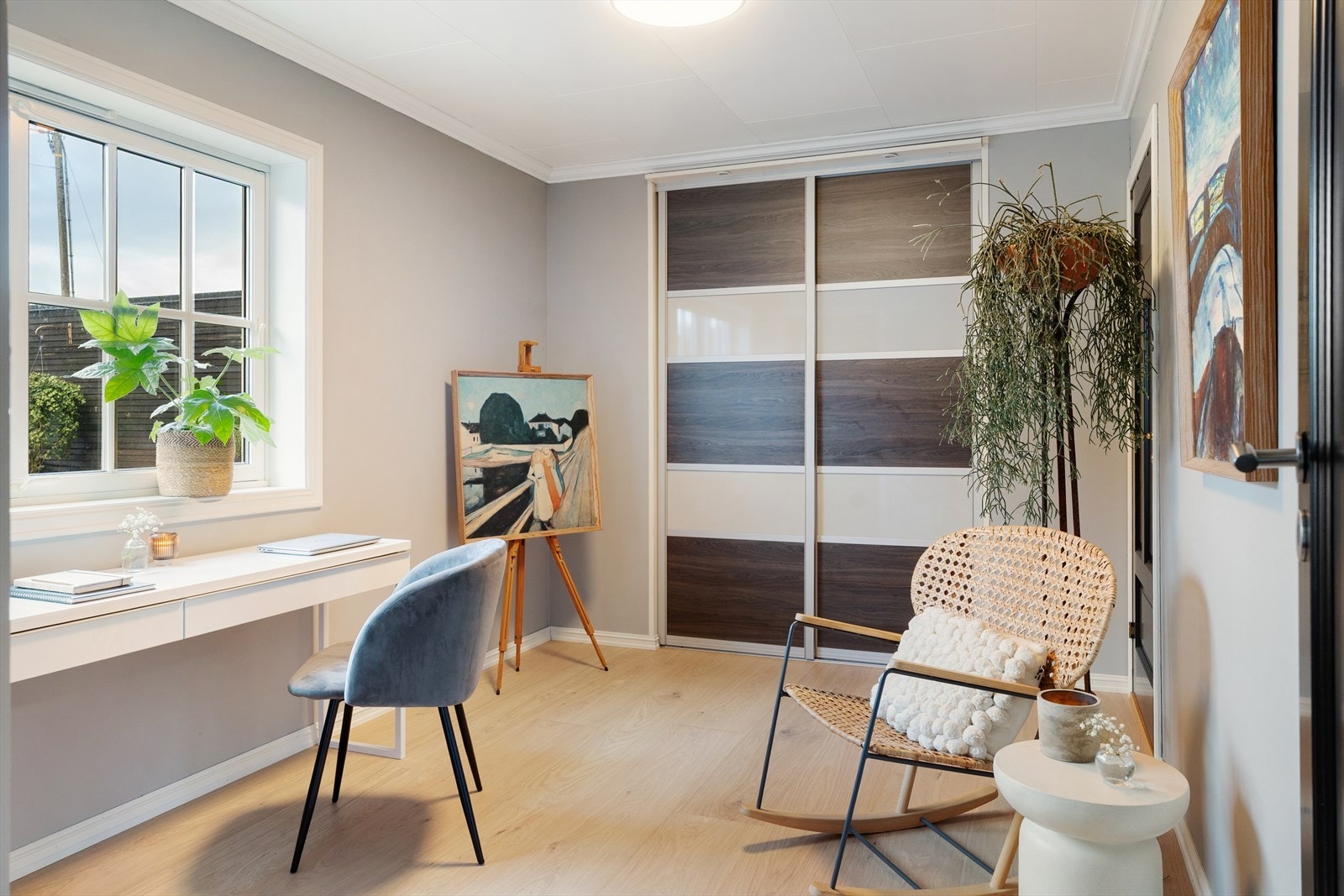 Innredet rom brukt som kontor med skyvedørsgarderobe Galleribilde