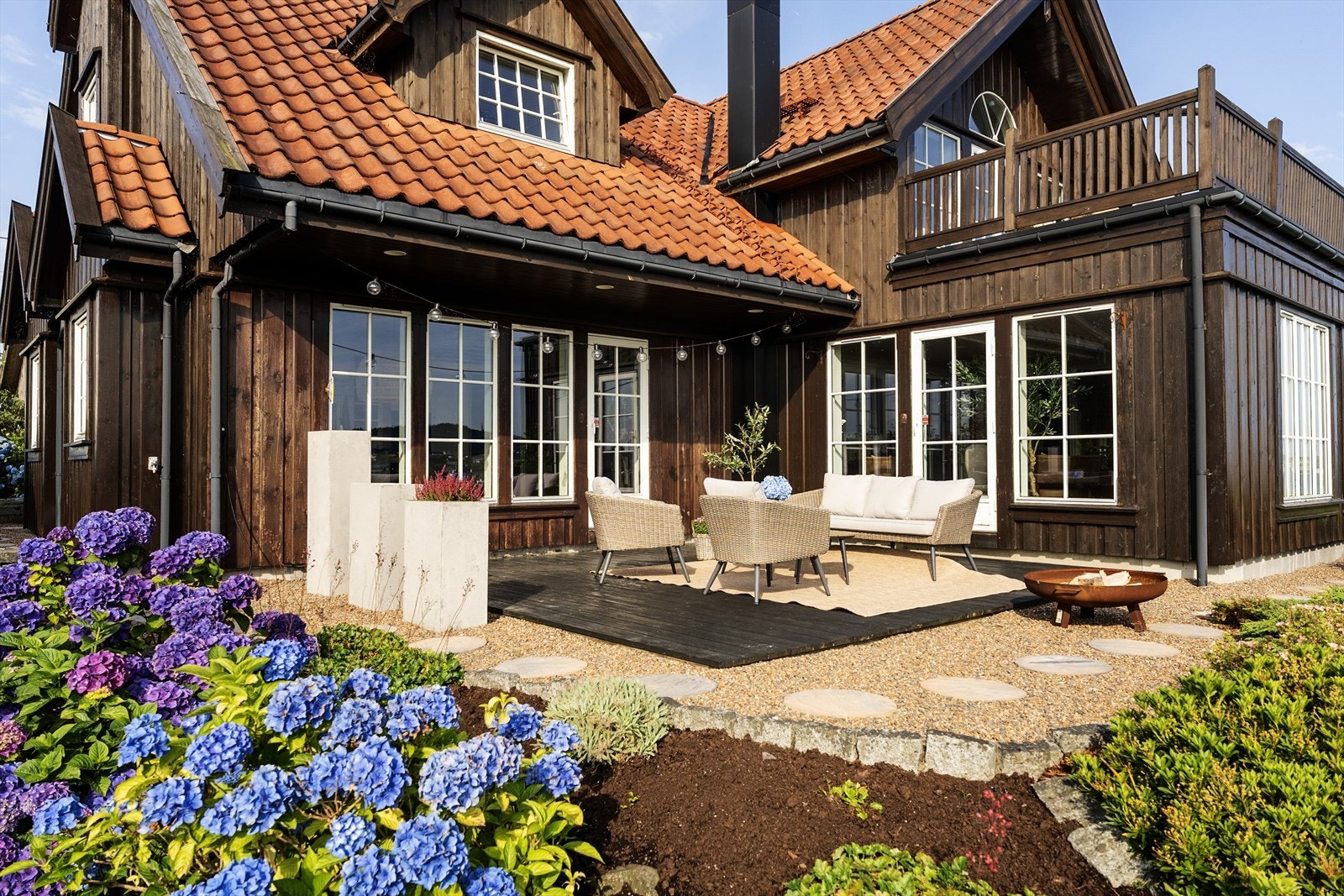 Gode møbleringsmuligheter på terrasse utenfor kjøkken og stue Galleribilde