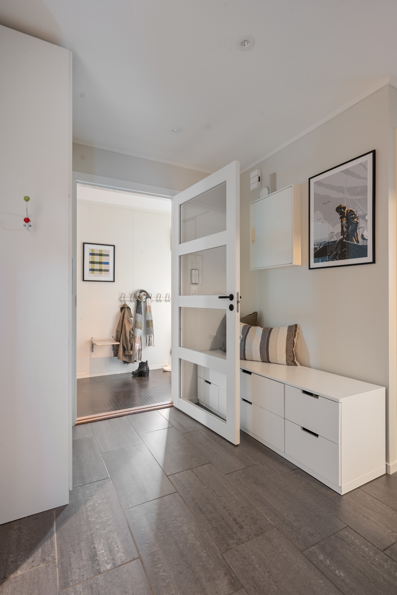 Romslig gang/trapperom med garderobeskap og plass til ekstra kommode eller skoskap.