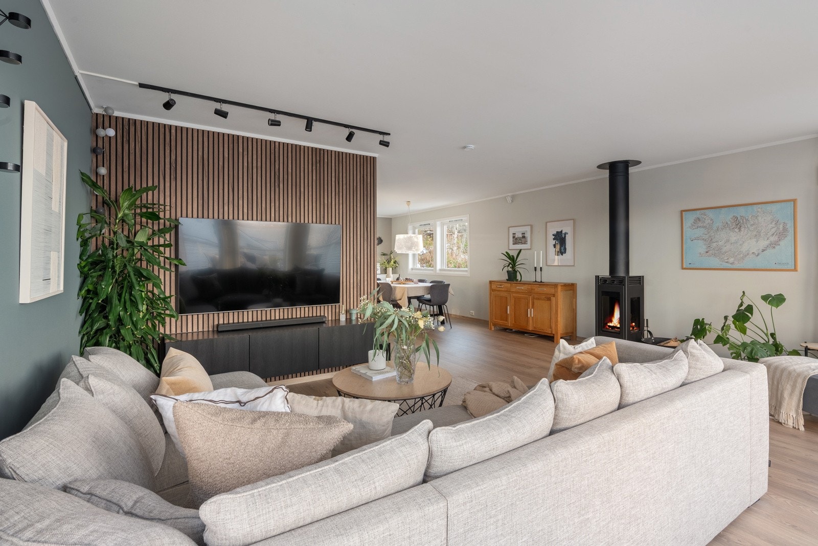 På stuen er det vedfyring og varmepumpe installert.