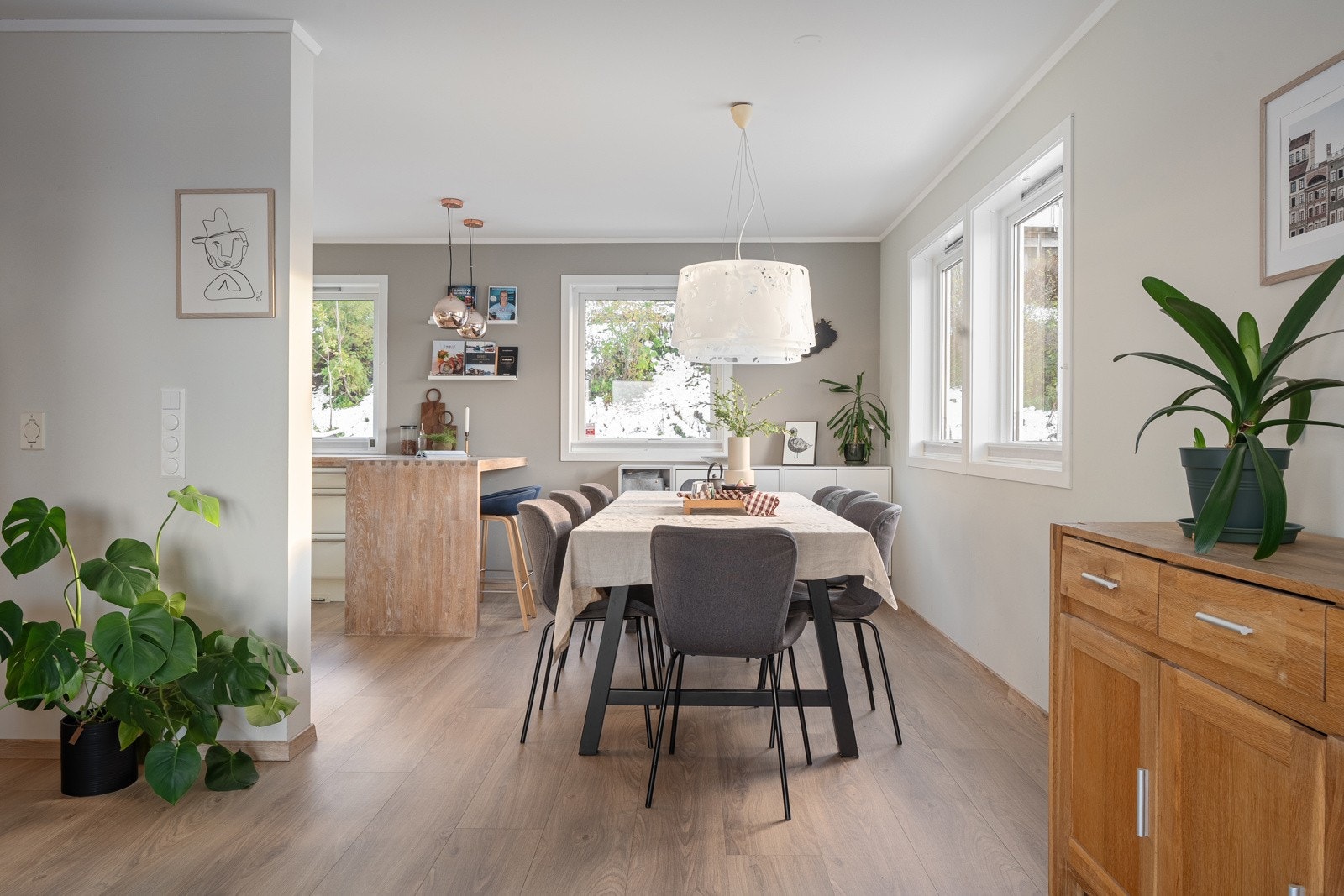 Her er det god plass til langbord hvor man kan samles til middager med venner og familie.