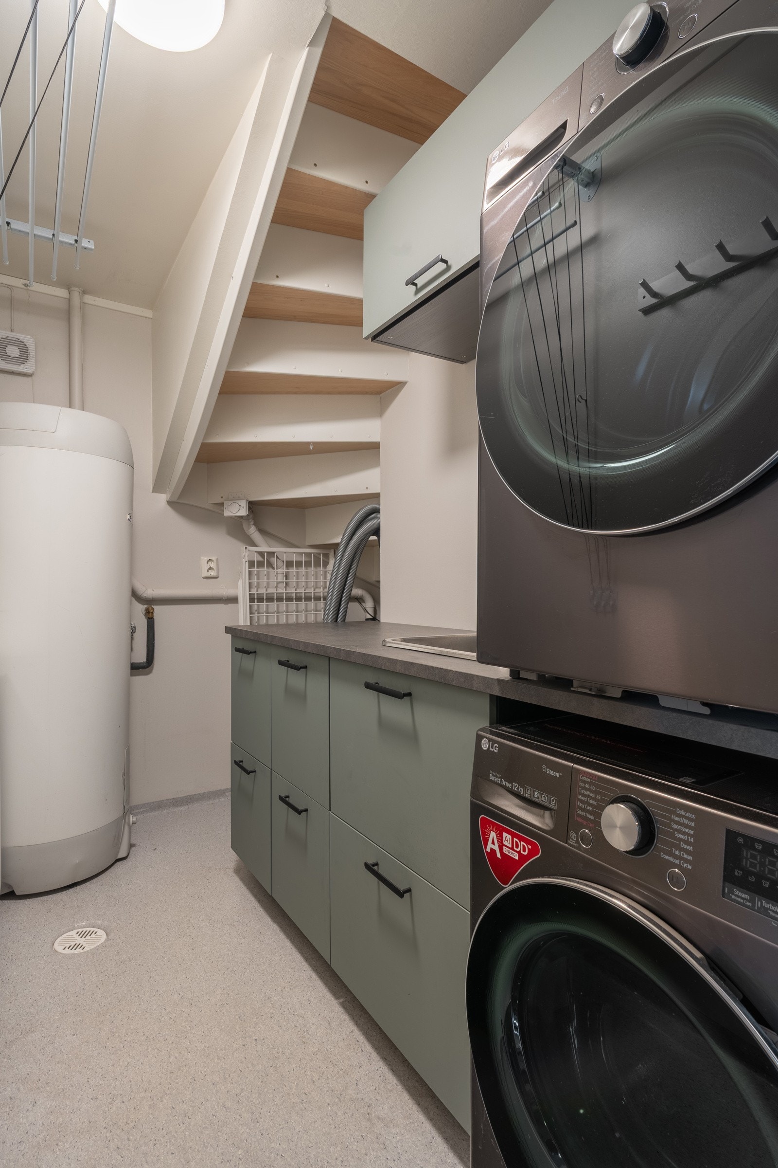 Boligen har to baderom og separat vaskerom. Nyere vaskeromsinnredning med skuffer og skap, skyllekum og opplegg for vaskemaskin og plass til tørketrommel