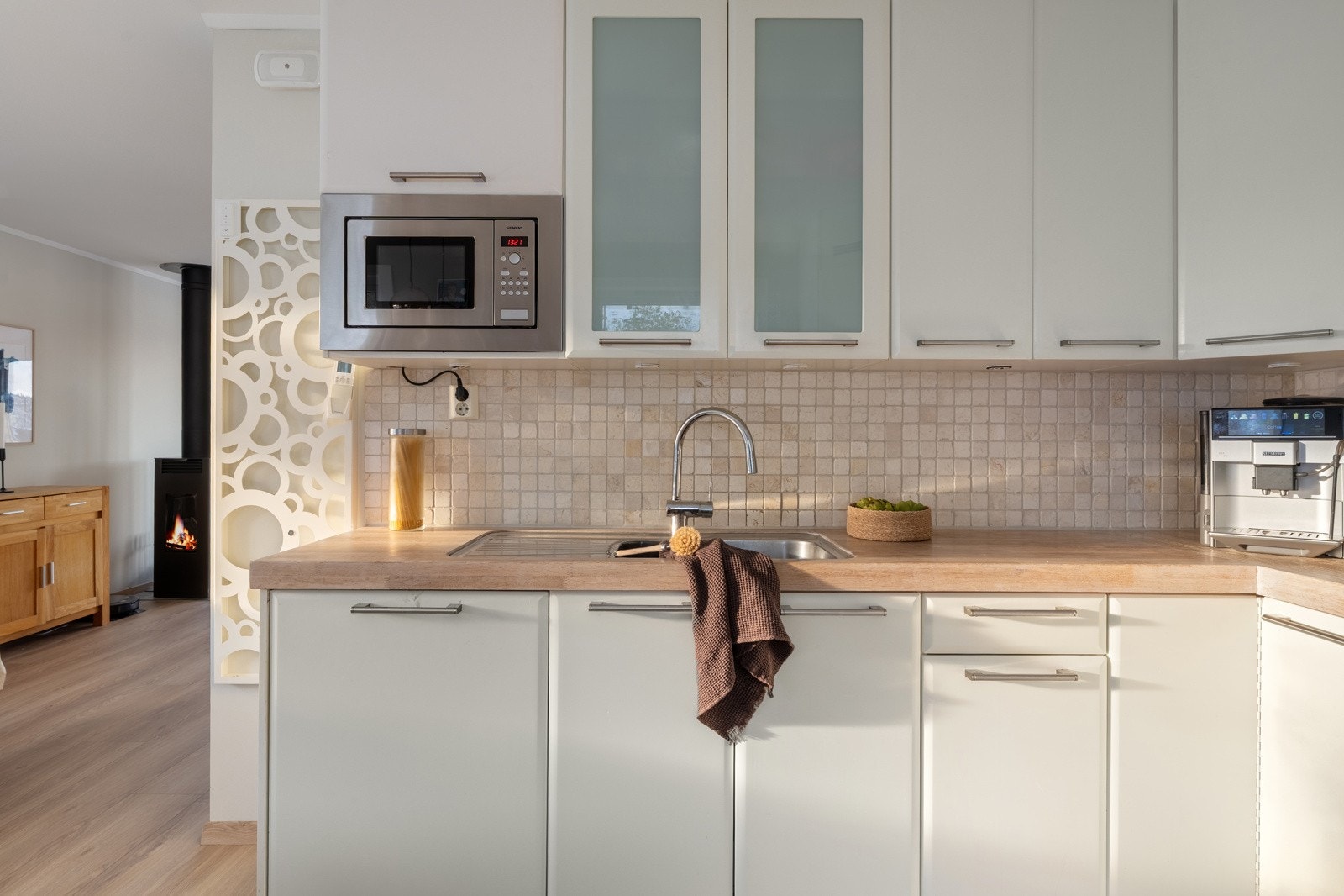 Integrert stekeovn, induksjonstopp, microbølgeovn og oppvaskmaskin, samt kjølehjørne.