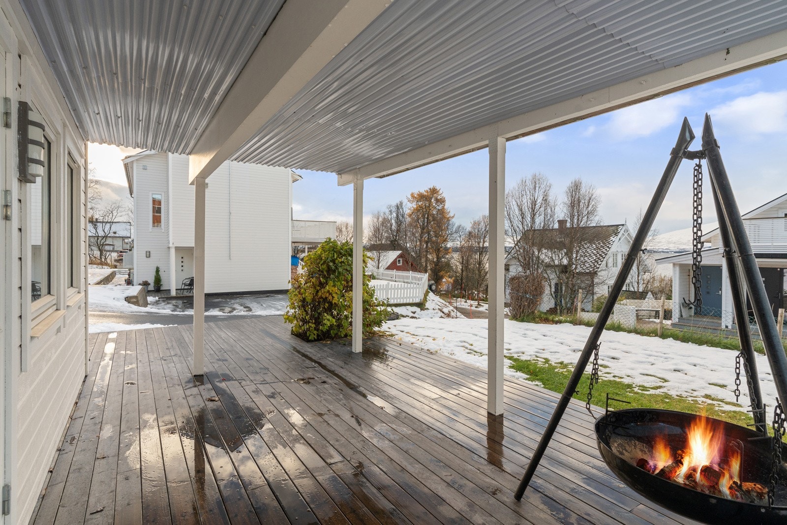 Det er en stor, takoverbygd terrasse med utgang fra soverom.