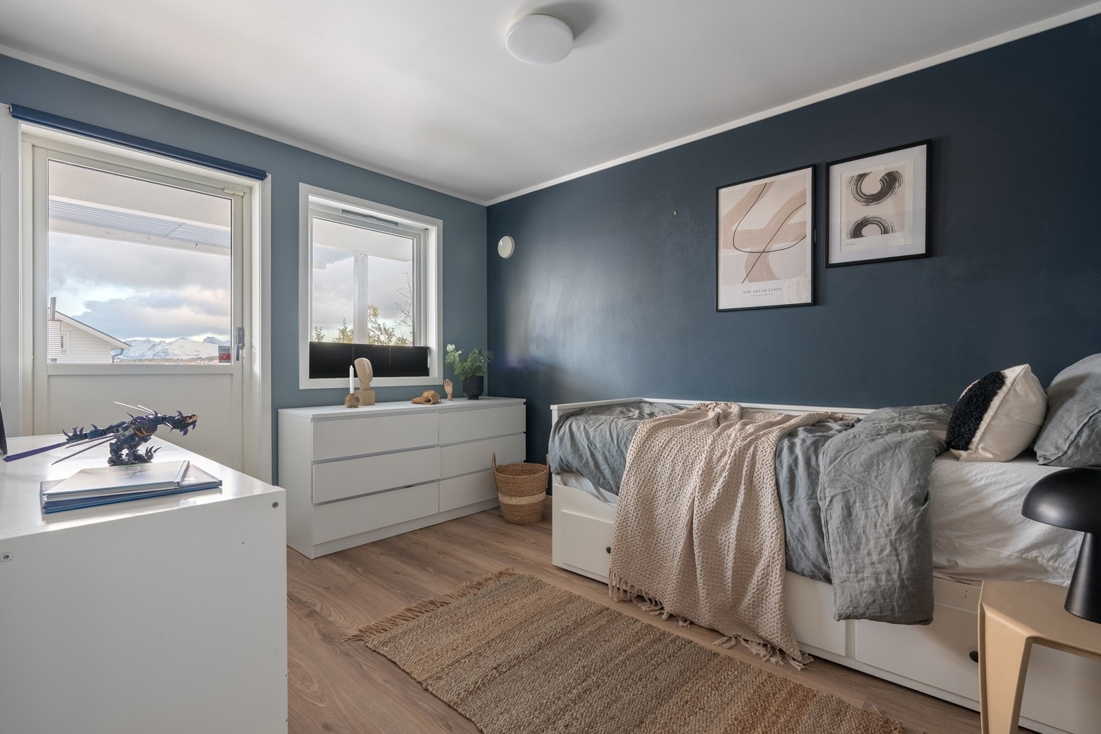 Soverom 4 er av god størrelse og har utgang til terrasse.