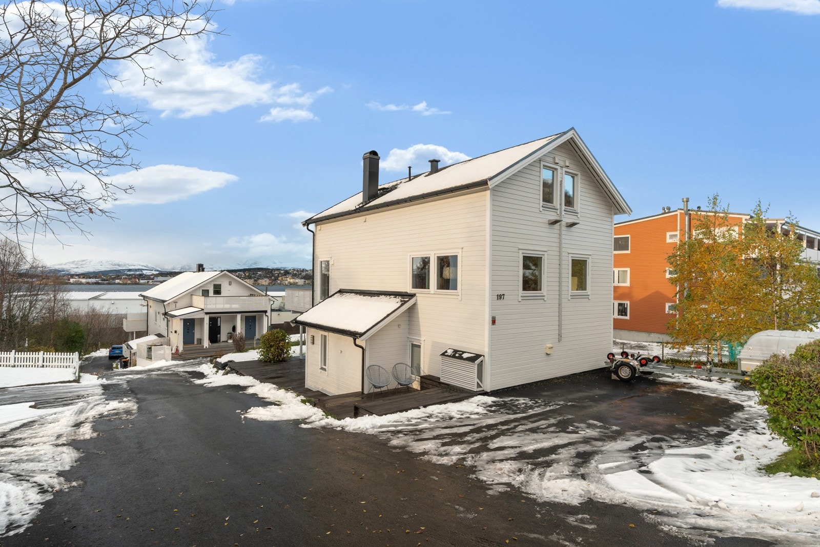 Meget barnevennlig beliggenhet med gangavstand til skole og barnehage. Tunet mellom husene gir barn et trygt og lunt lekeområde.