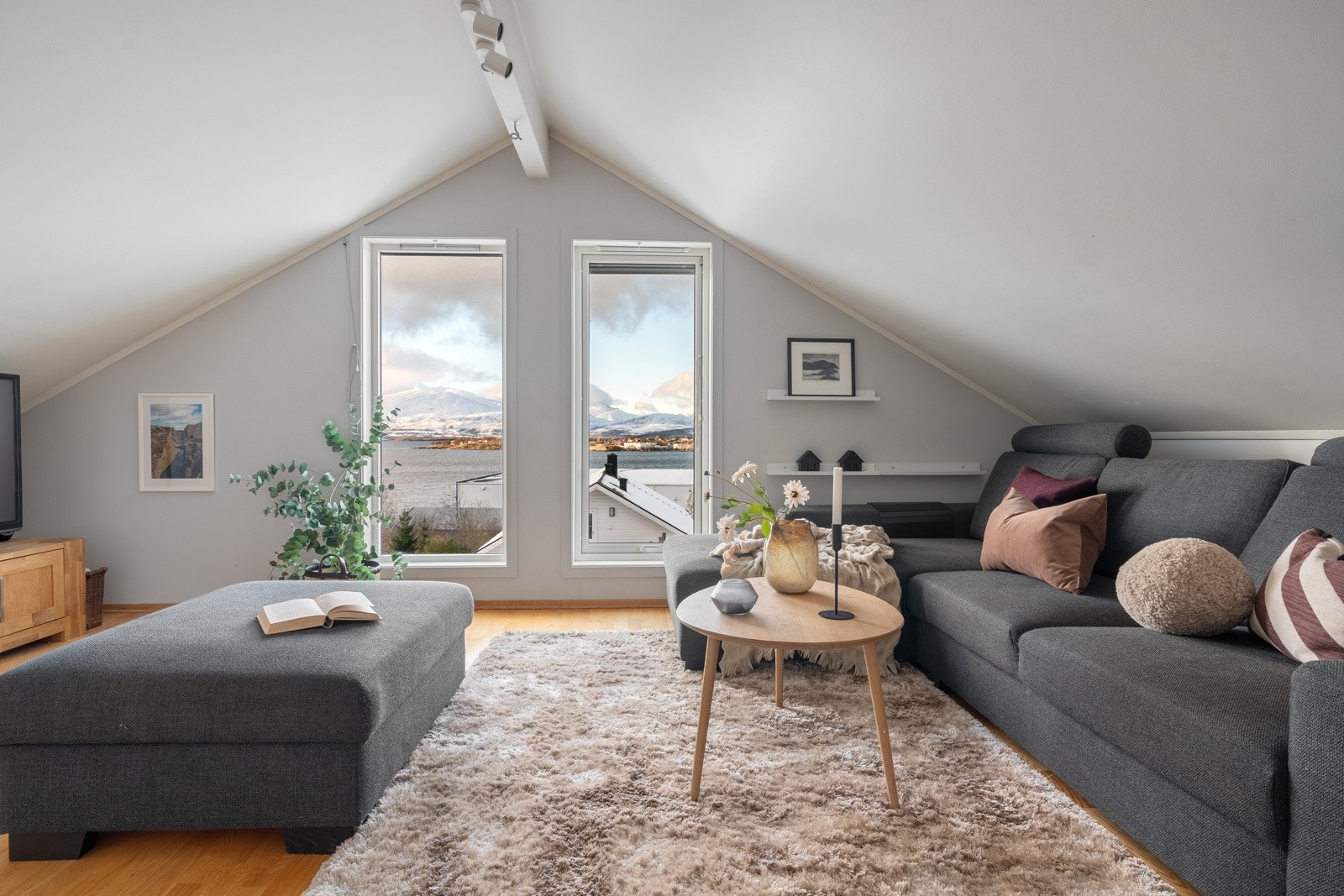 Praktisk for storfamilien med ekstra loftstue.