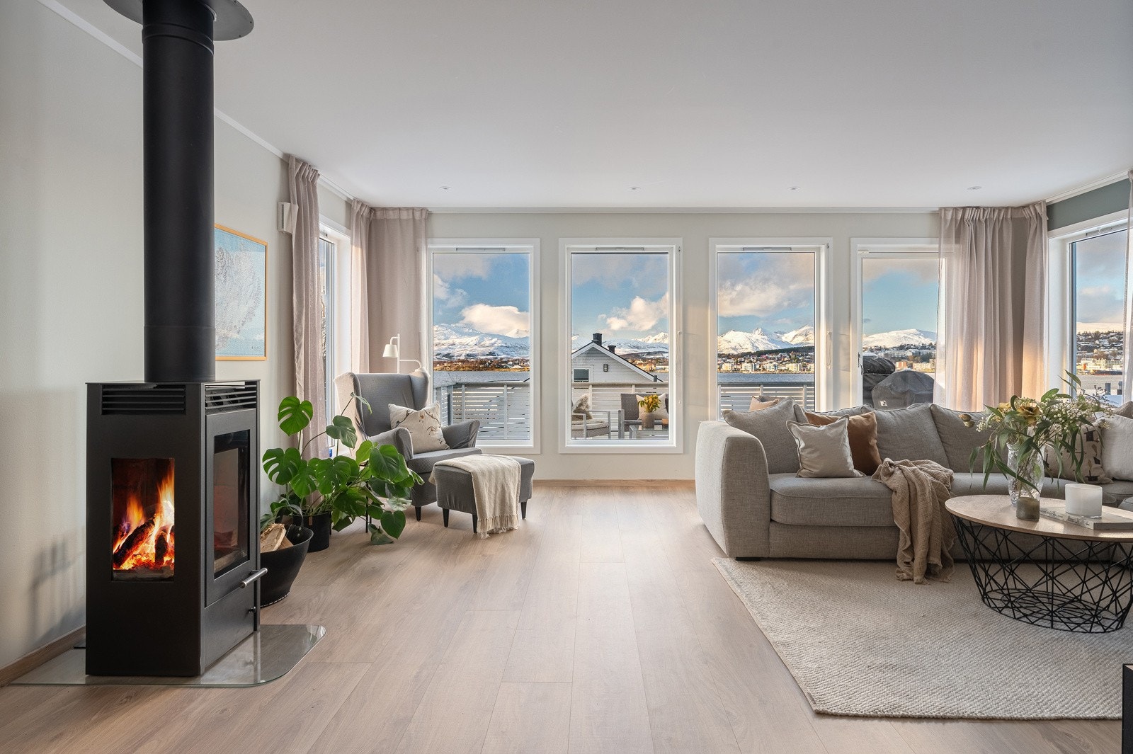 Store vinduer som gir rikelig med lys inn og fremhever den nydelig utsikten.