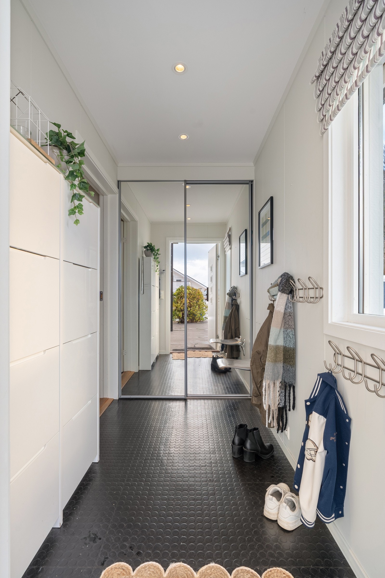 Velkommen inn! Entré med skyvedørsgarderobe.