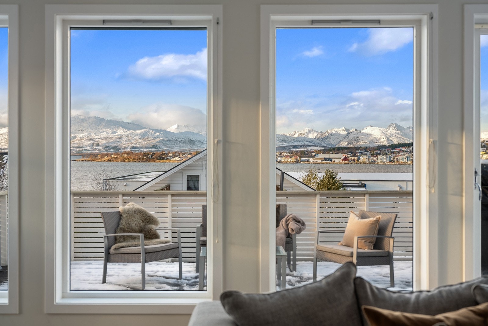 Nydelig utsikt mot sjø, fjell og vakker natur!