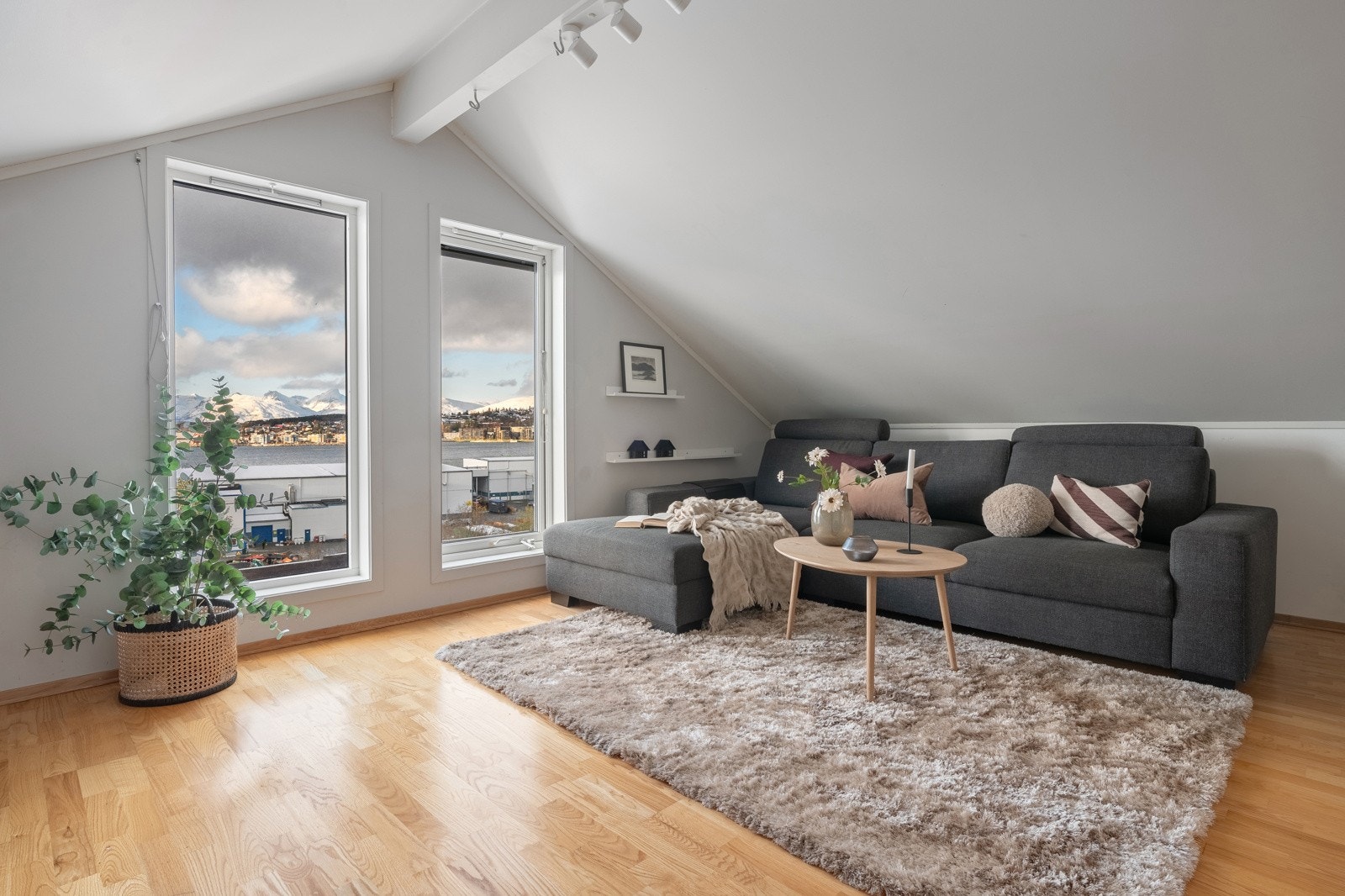 Tv-stue i loftsetasje med god plass til sofa og tv-møblement. Det er store vindusflater som bevarer den flotte utsikten!