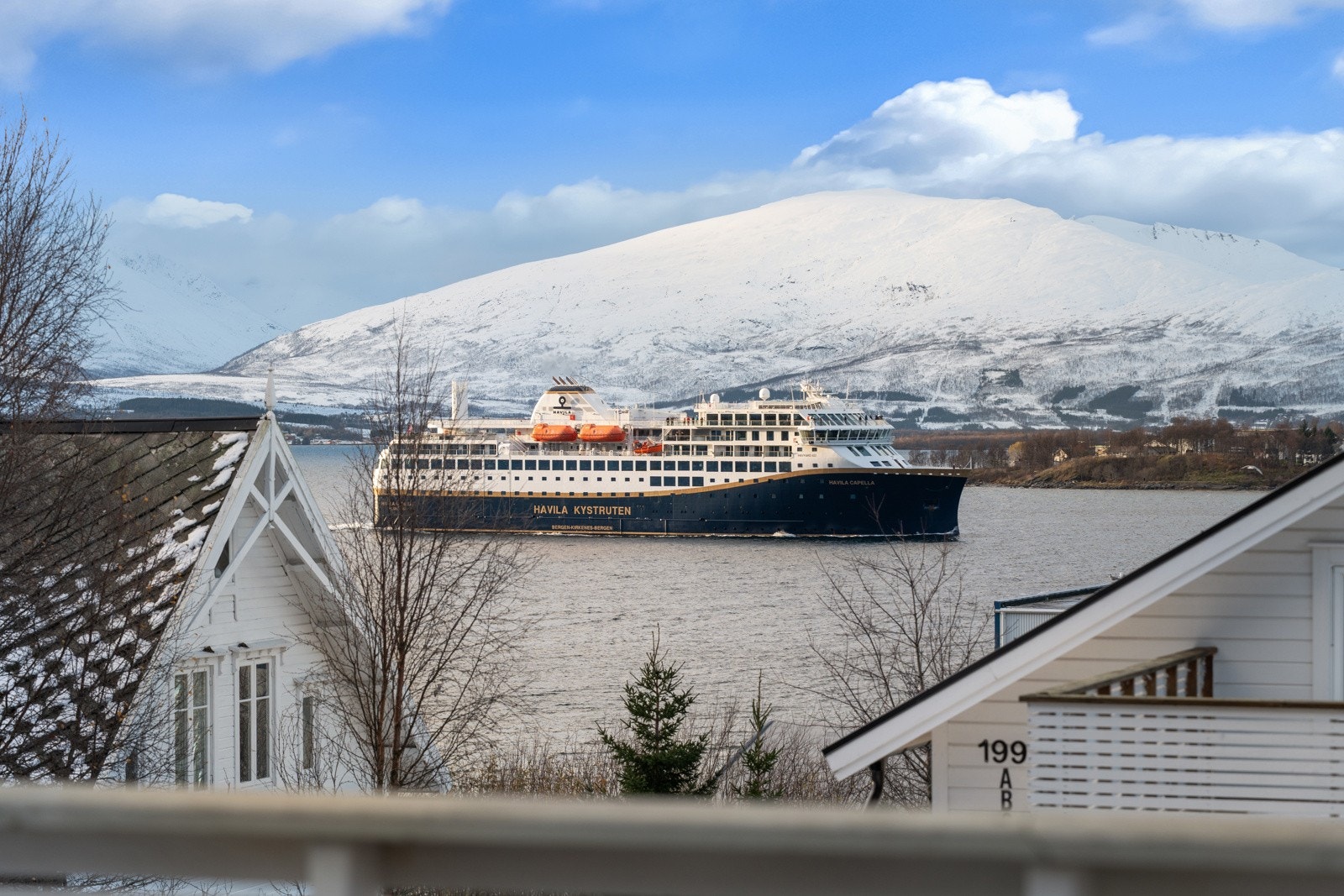 Meget fin utsikt over Tromsøysundet og innseilingen til Tromsø.